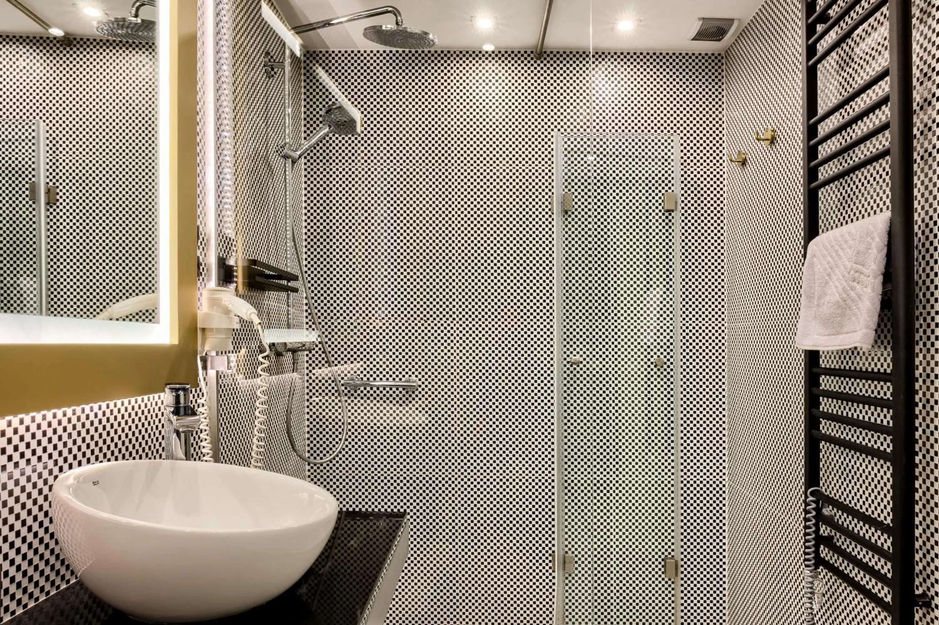 Shower in Krupówki 17 Resort & SPA