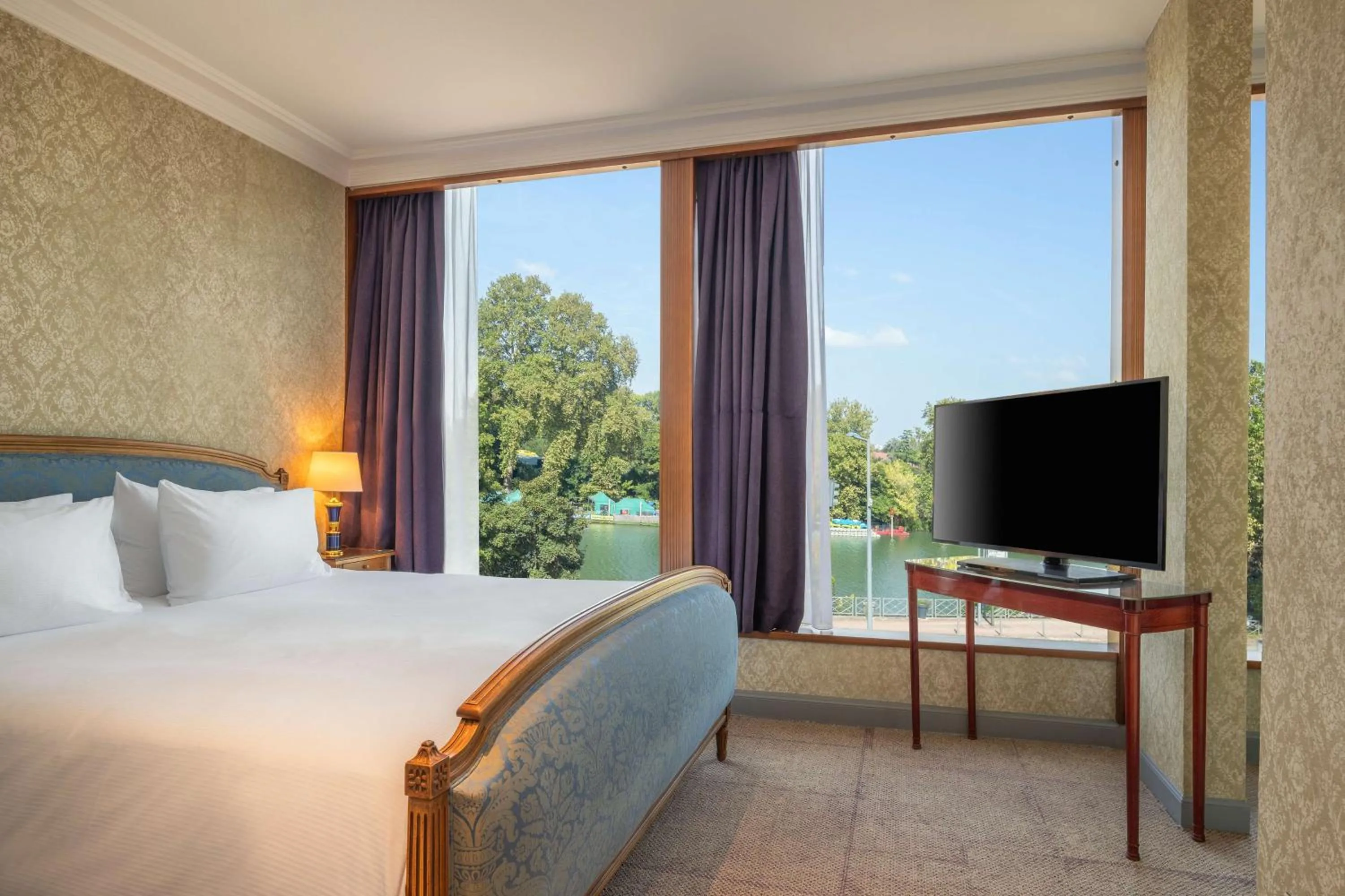 Bed in DoubleTree by Hilton Paris Bougival