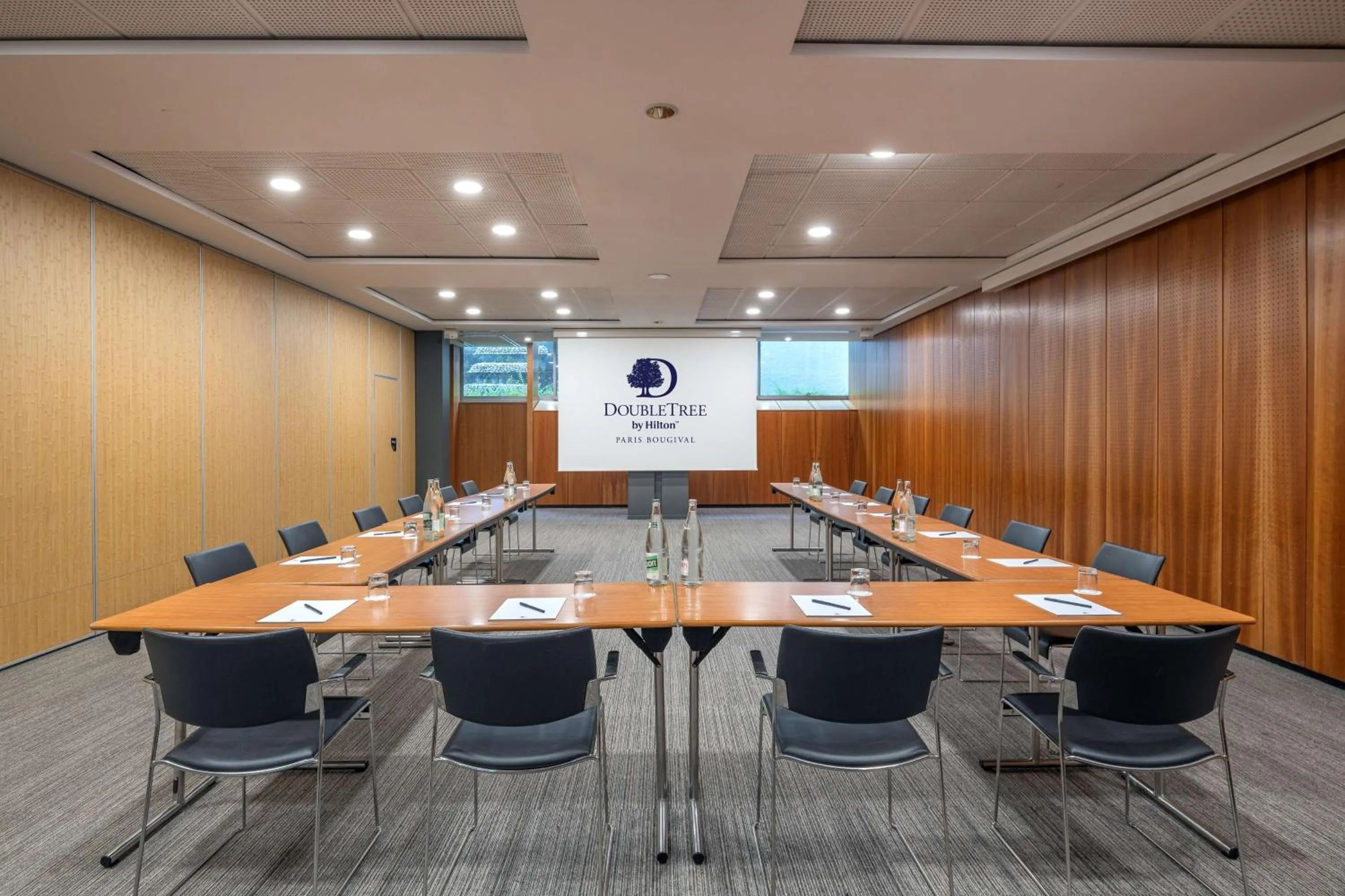 Meeting/conference room in DoubleTree by Hilton Paris Bougival