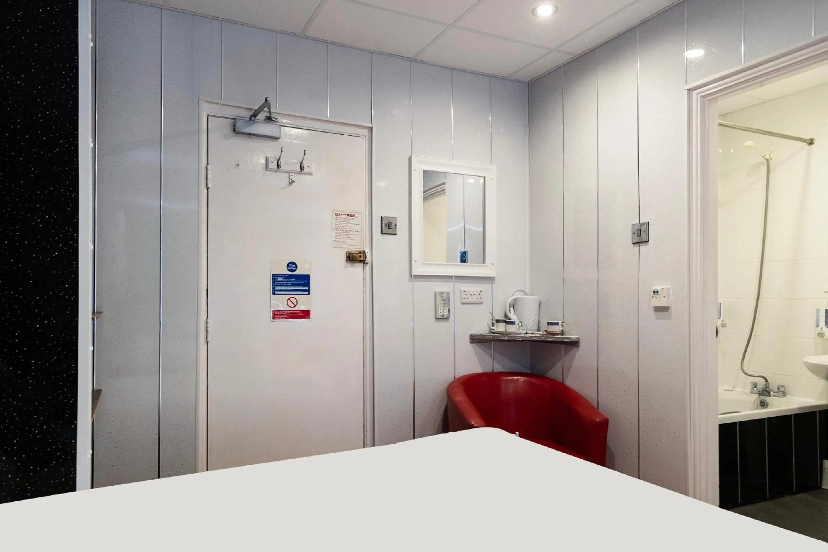 Bedroom, Bed in Harlands Hotel