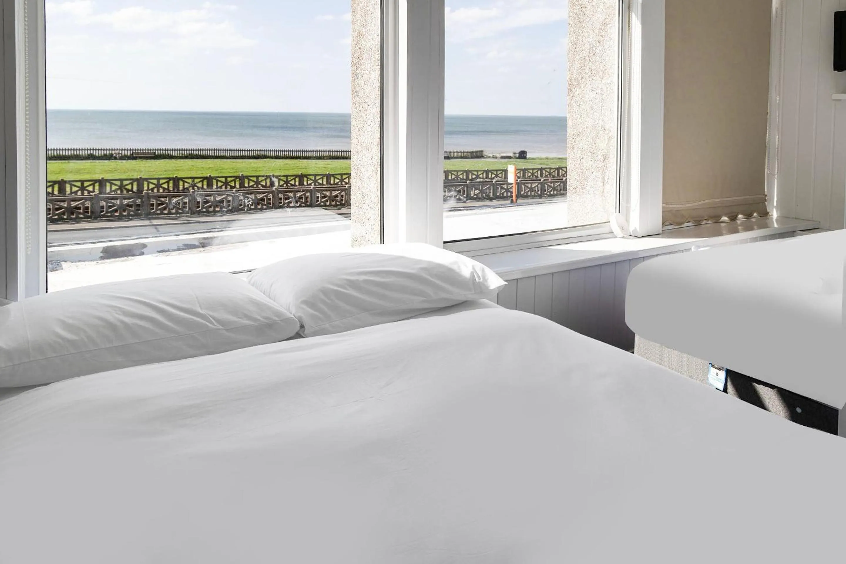 Bedroom, Bed in Harlands Hotel