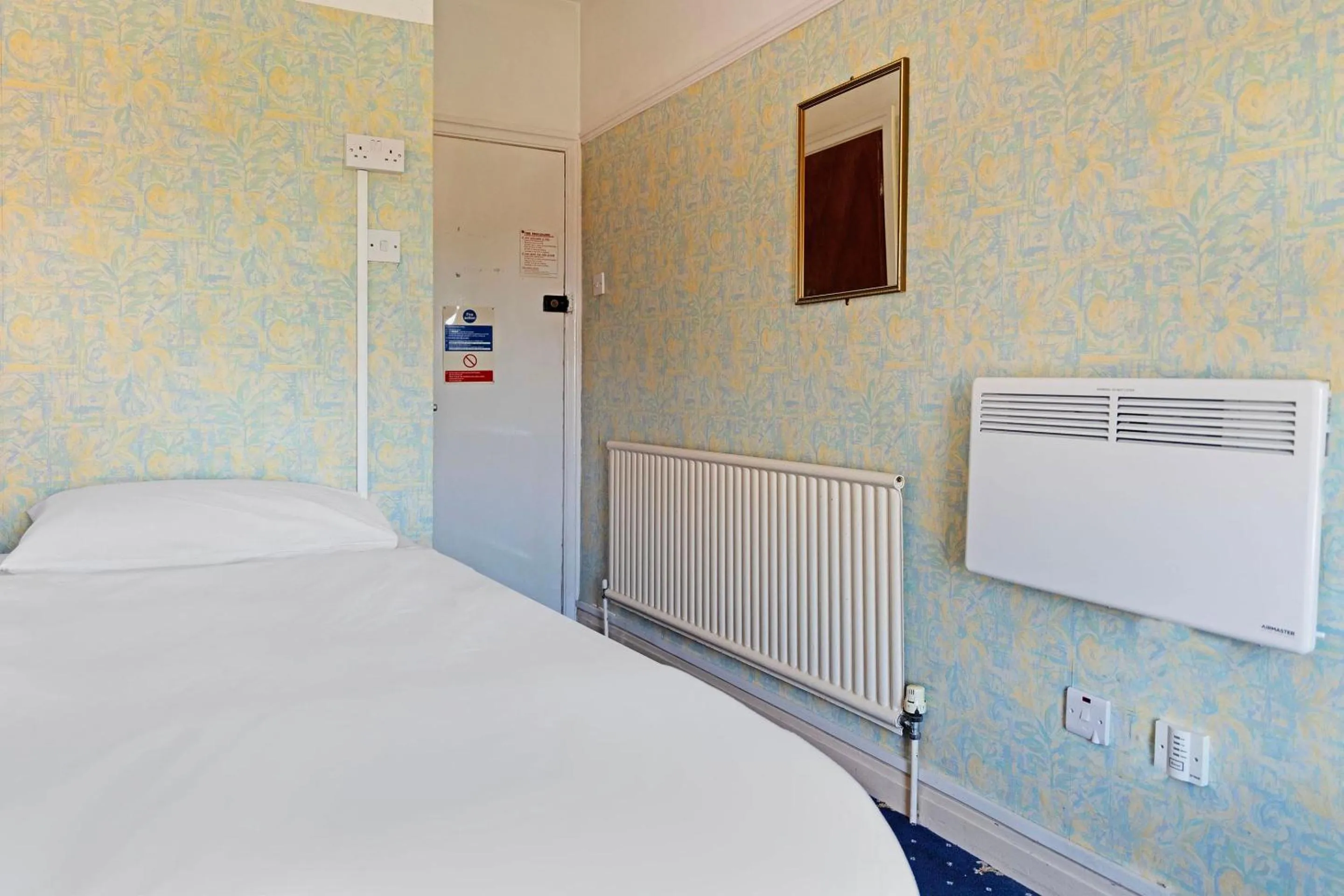 Bedroom, Bed in Harlands Hotel