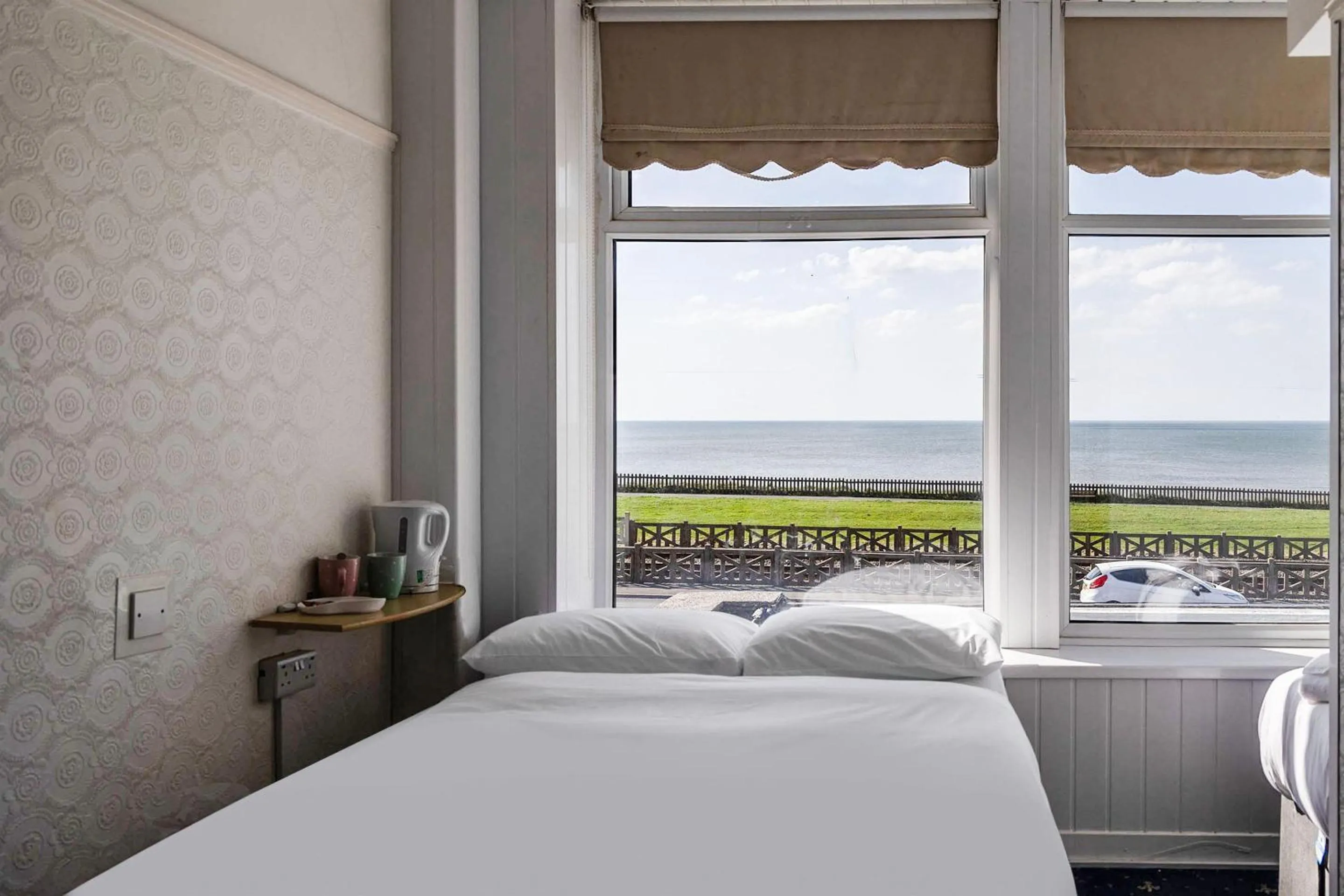 Bedroom, Bed in Harlands Hotel