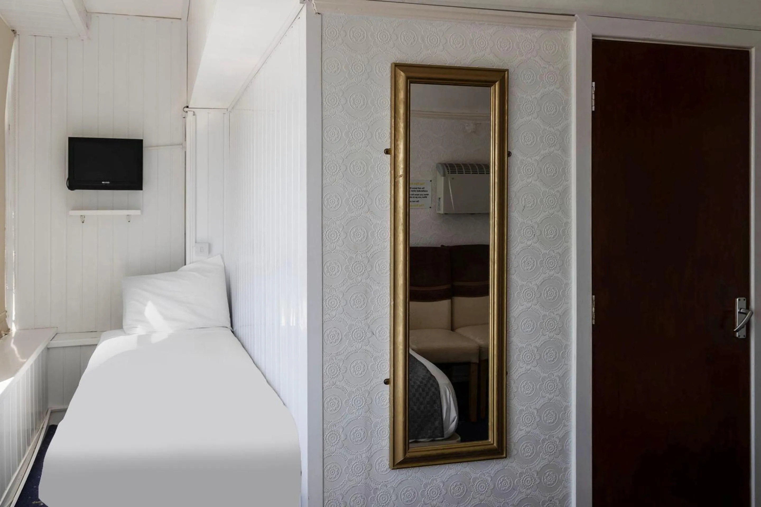 Bedroom, Bed in Harlands Hotel