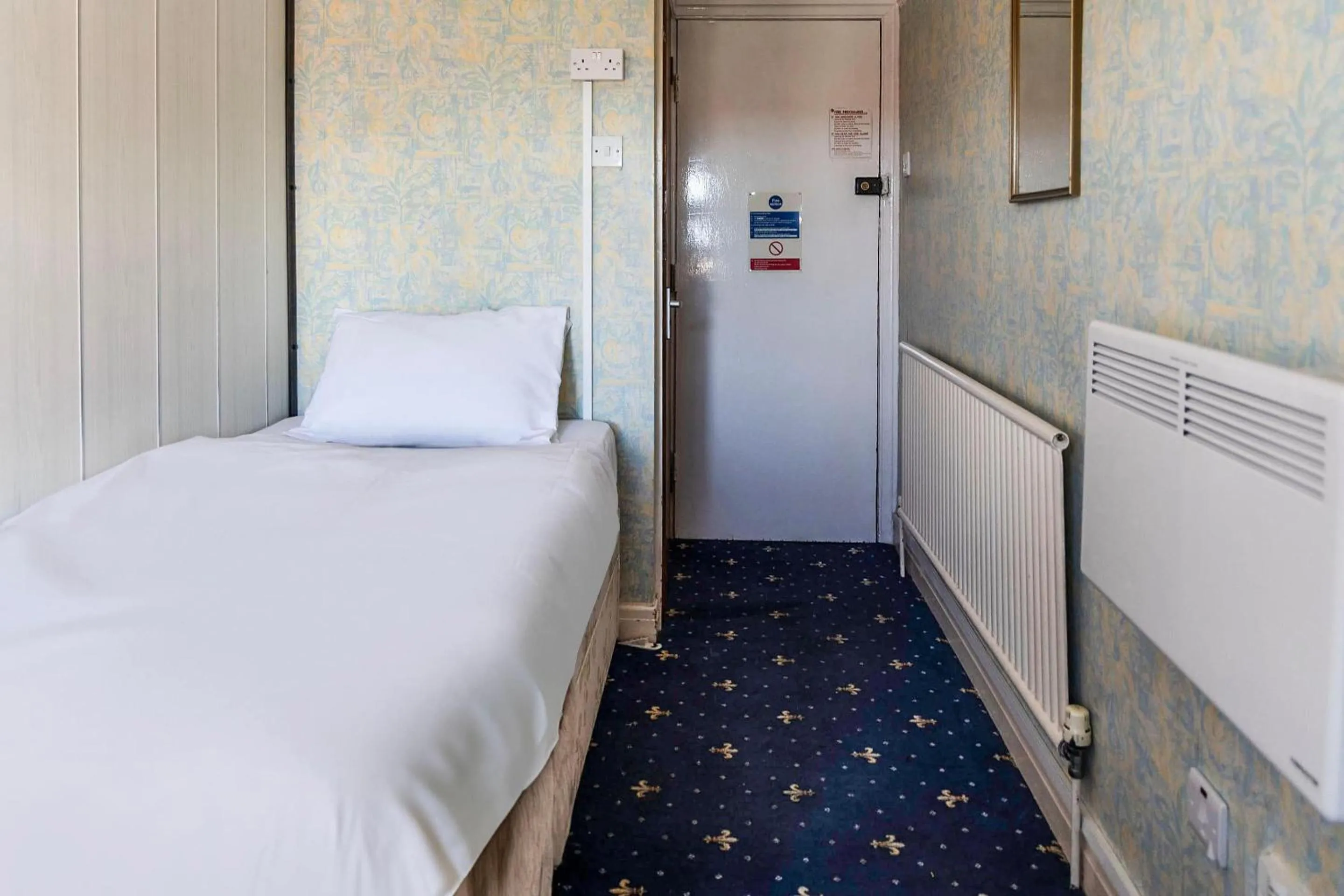 Bedroom, Bed in Harlands Hotel