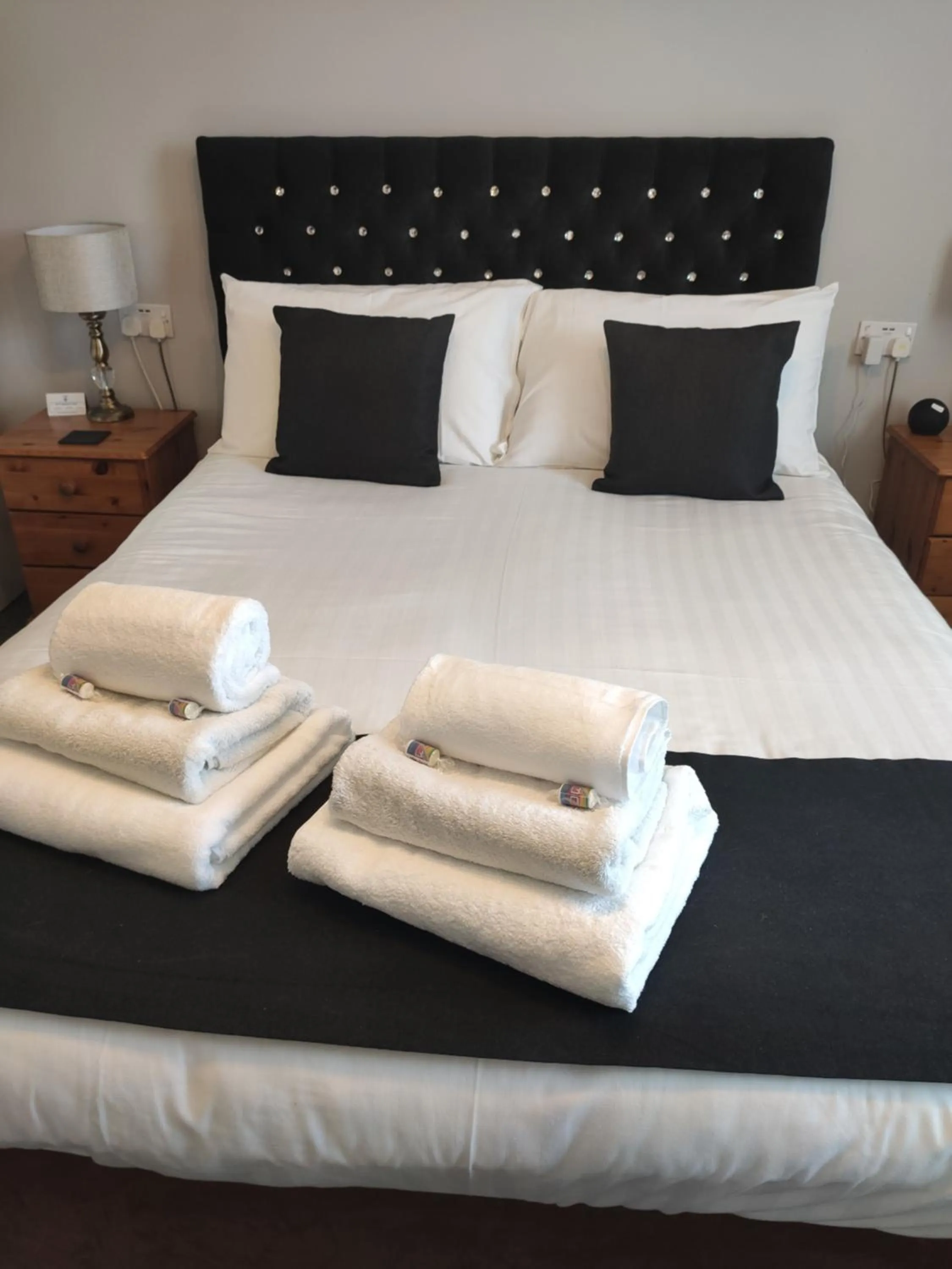 towels, Bed in Q Accommodation