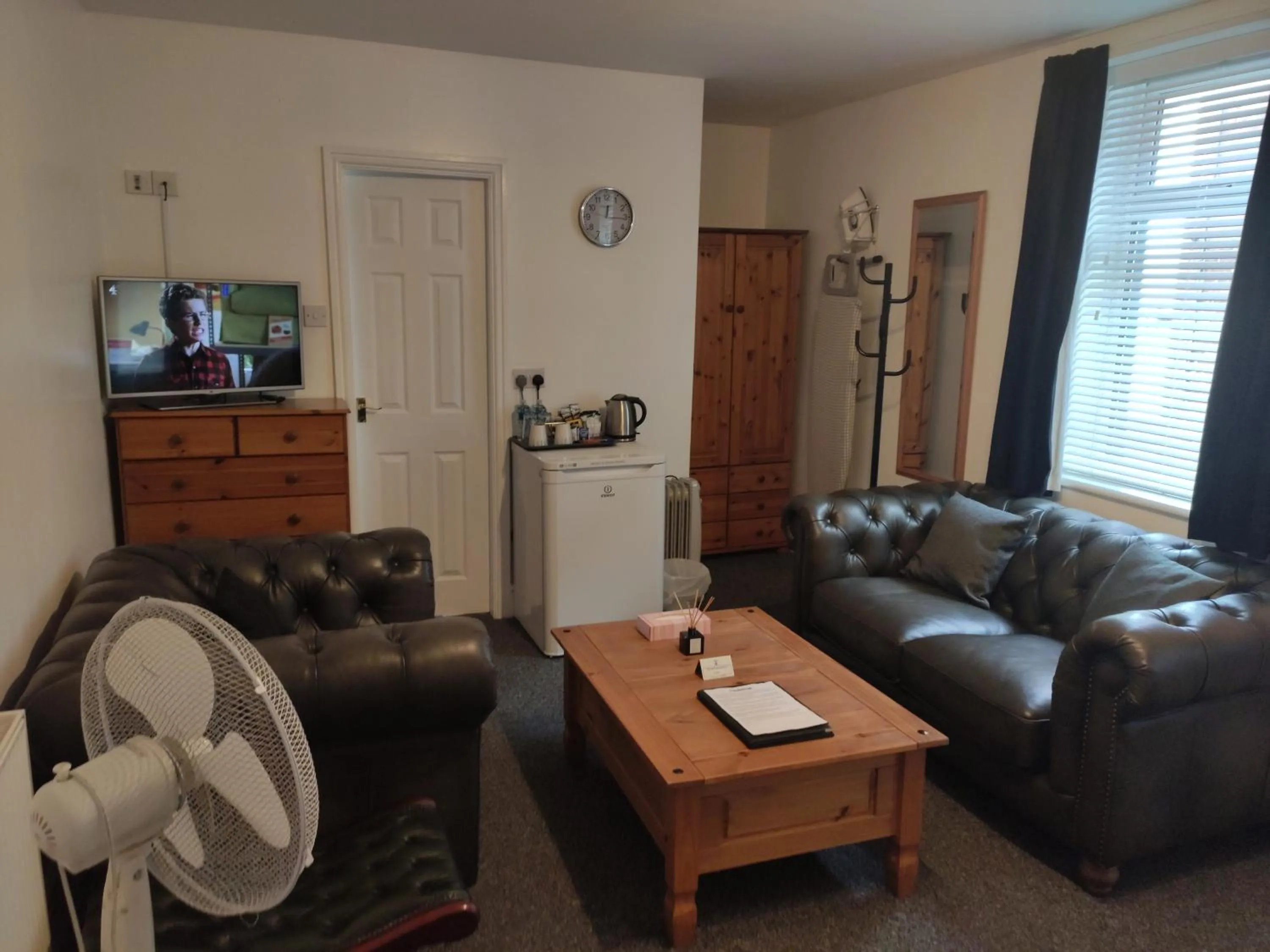 Communal lounge/ TV room in Q Accommodation