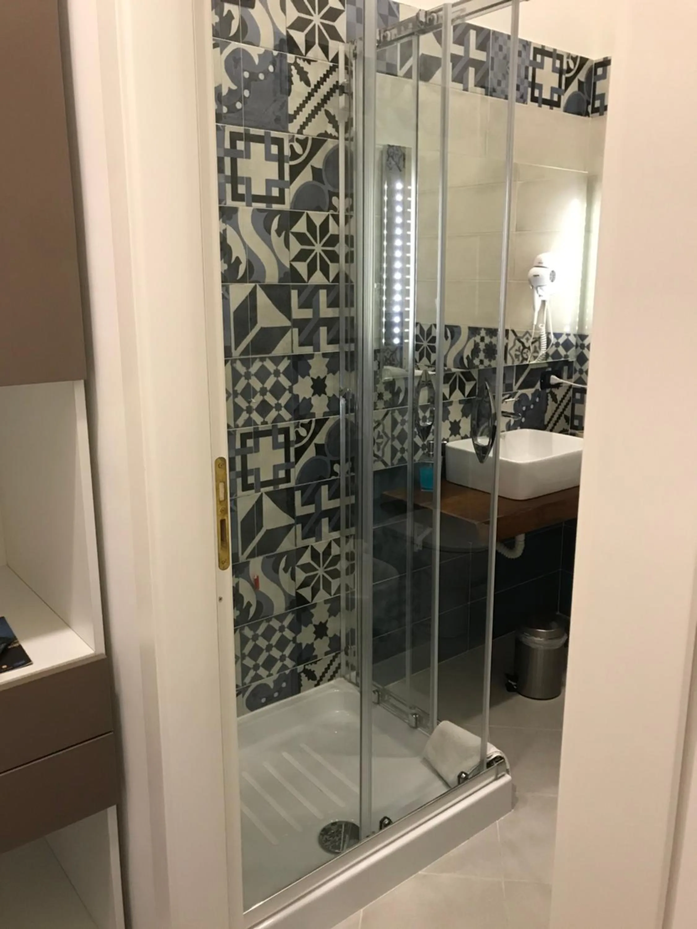 Shower in Base Napoli Plebiscito