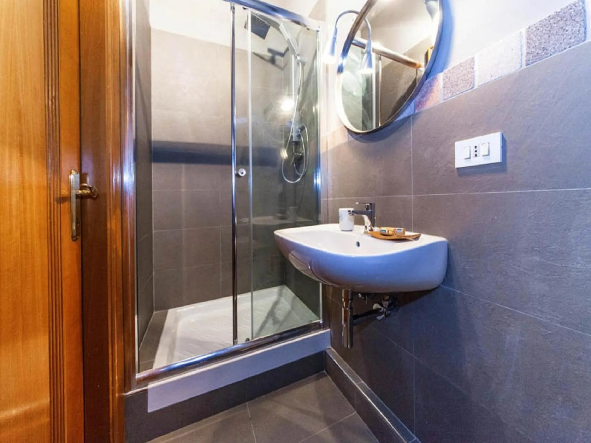 Shower in Signor Suite Colosseo