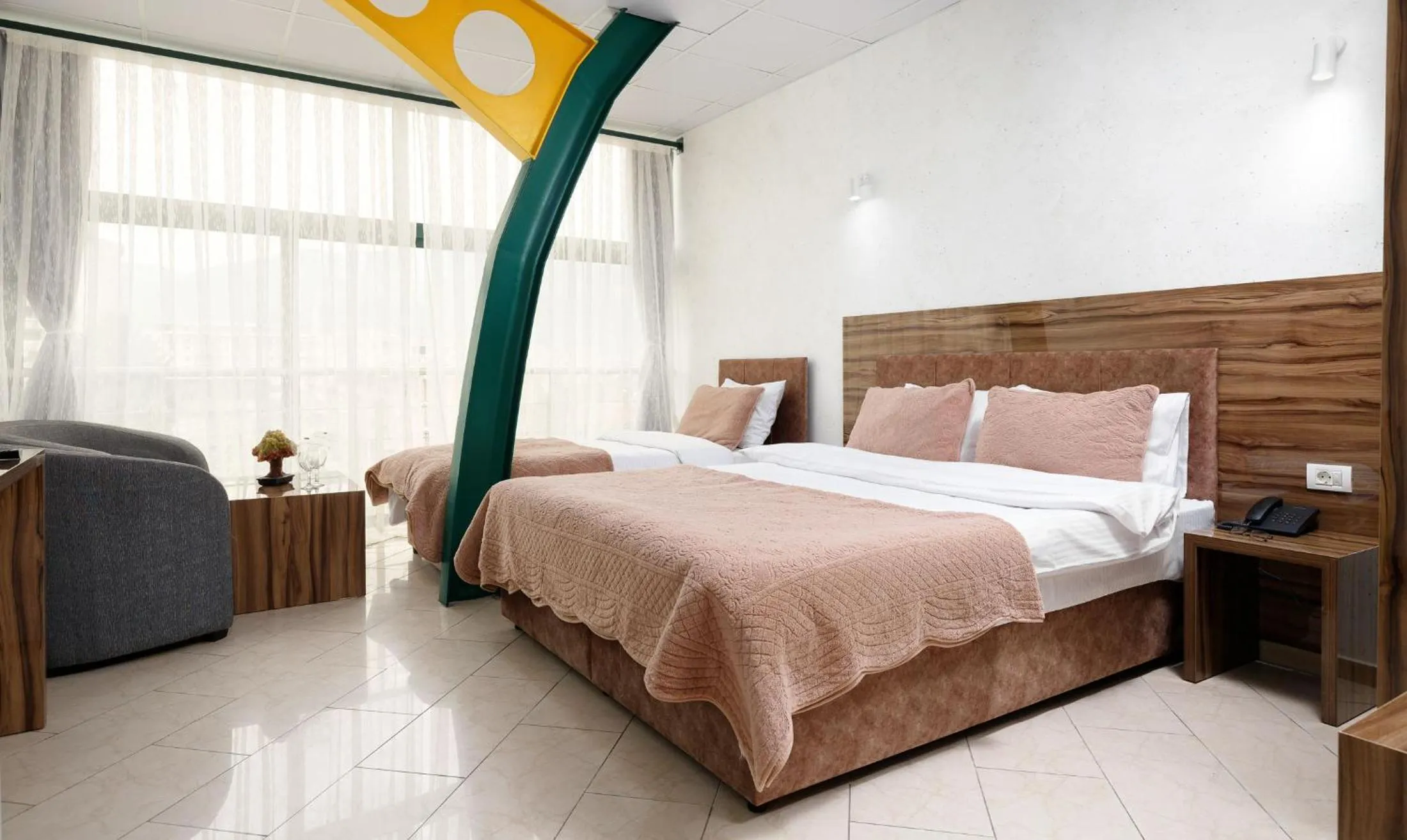 Property building, Bed in Hotel Green Center Gili