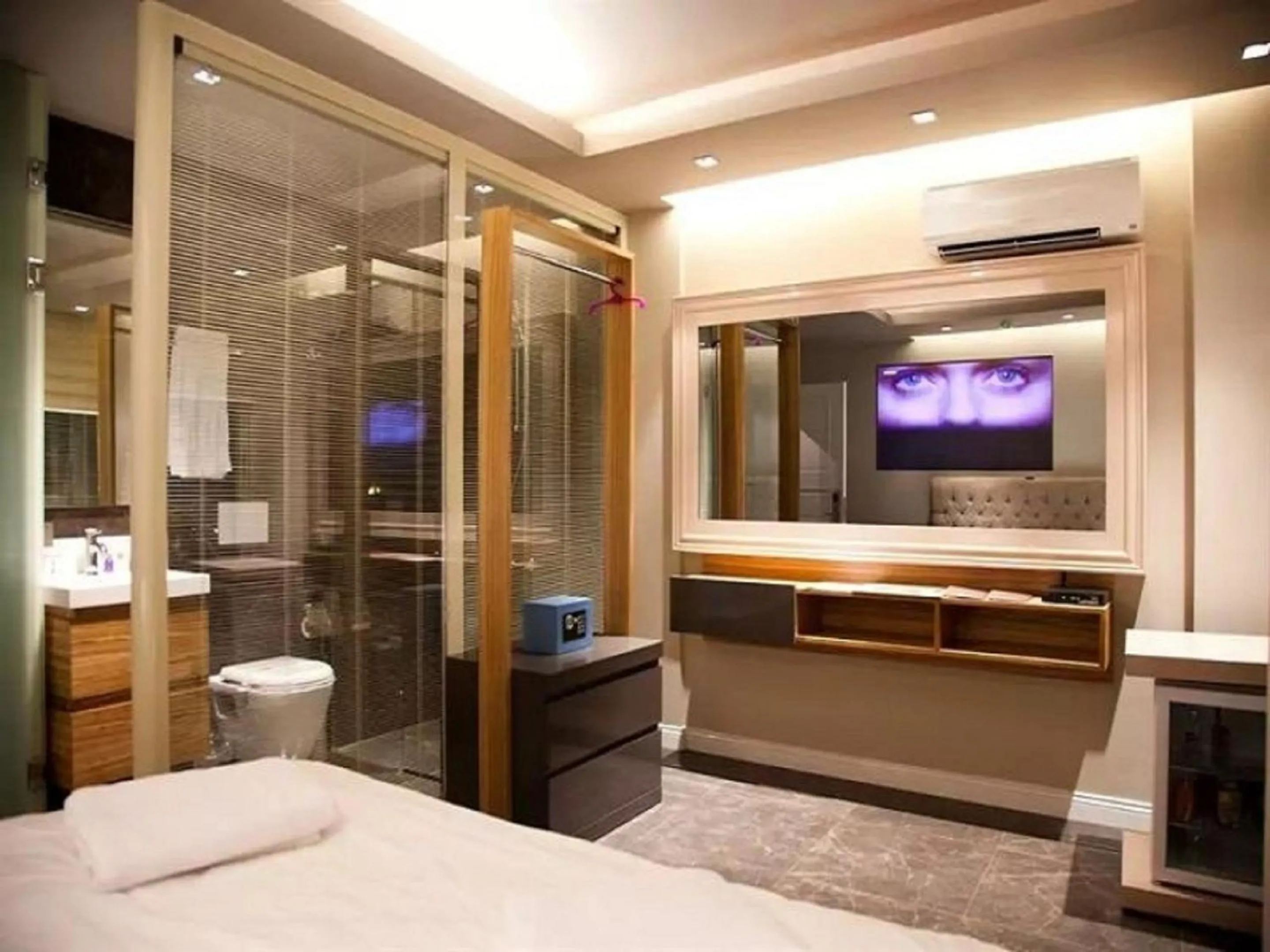 Shower, Bed in Upper House
