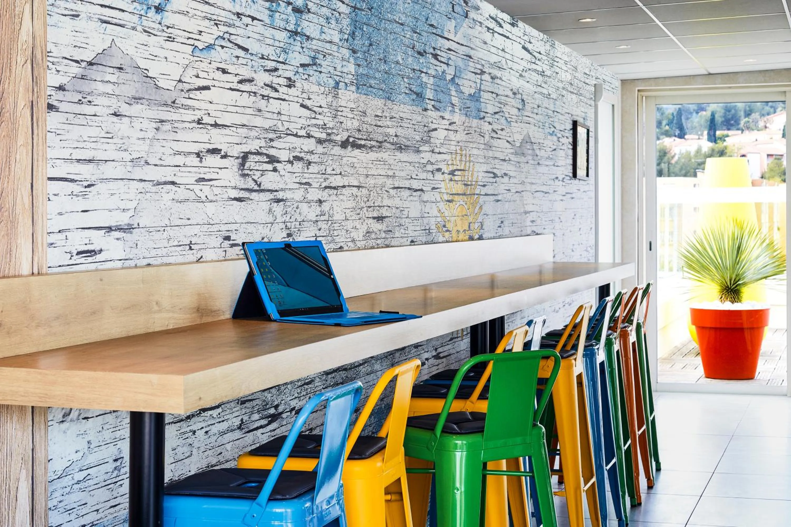 Lounge or bar in Ibis Styles Hyères Rooftop & Spa