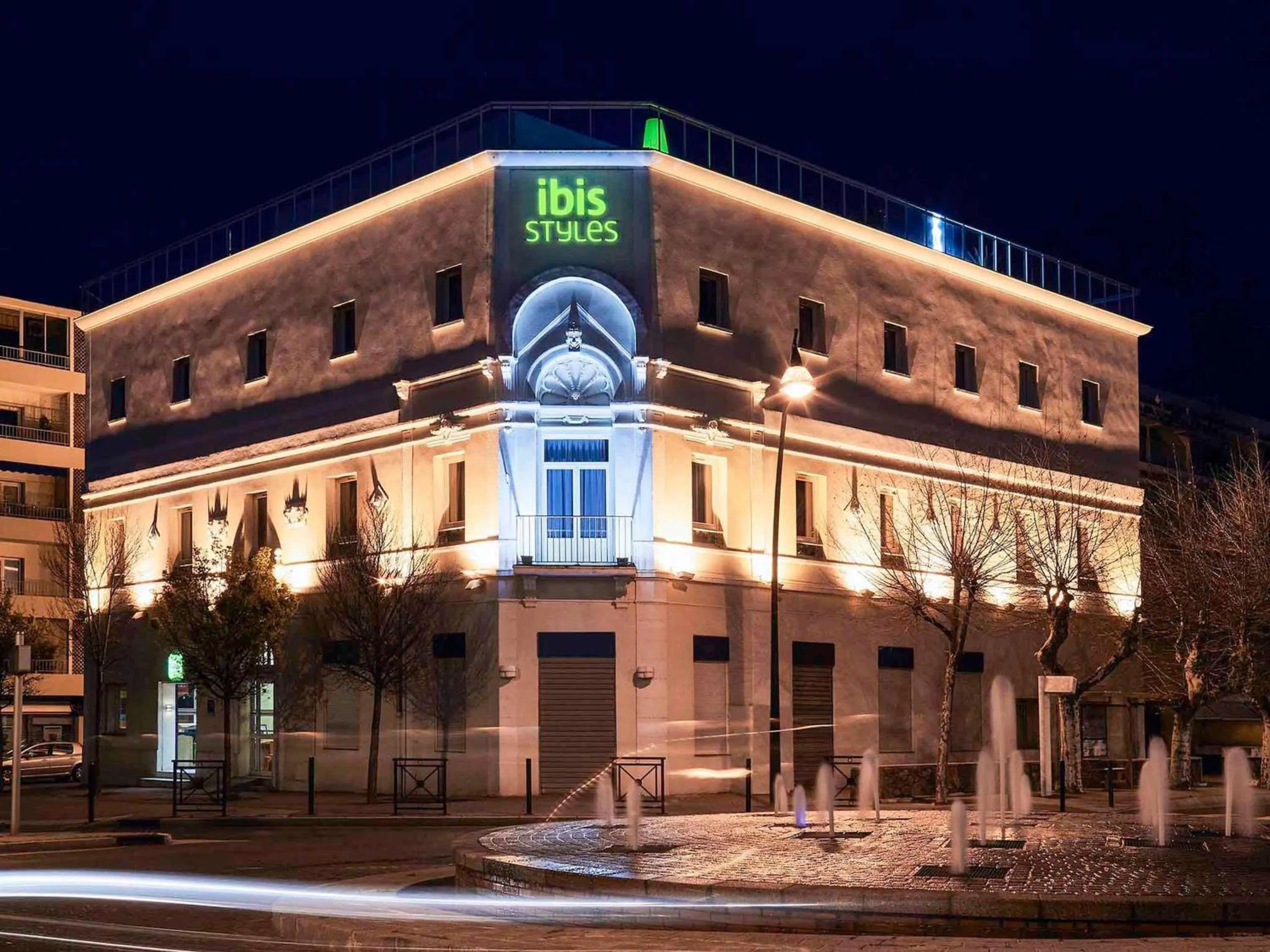 Property building in Ibis Styles Hyères Rooftop & Spa