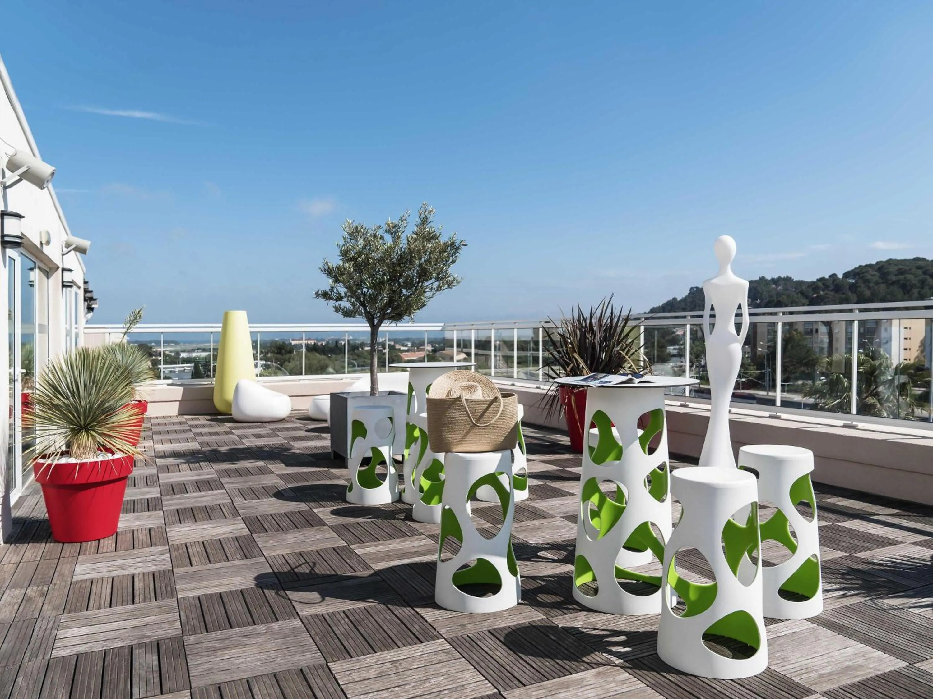 Property building in Ibis Styles Hyères Rooftop & Spa