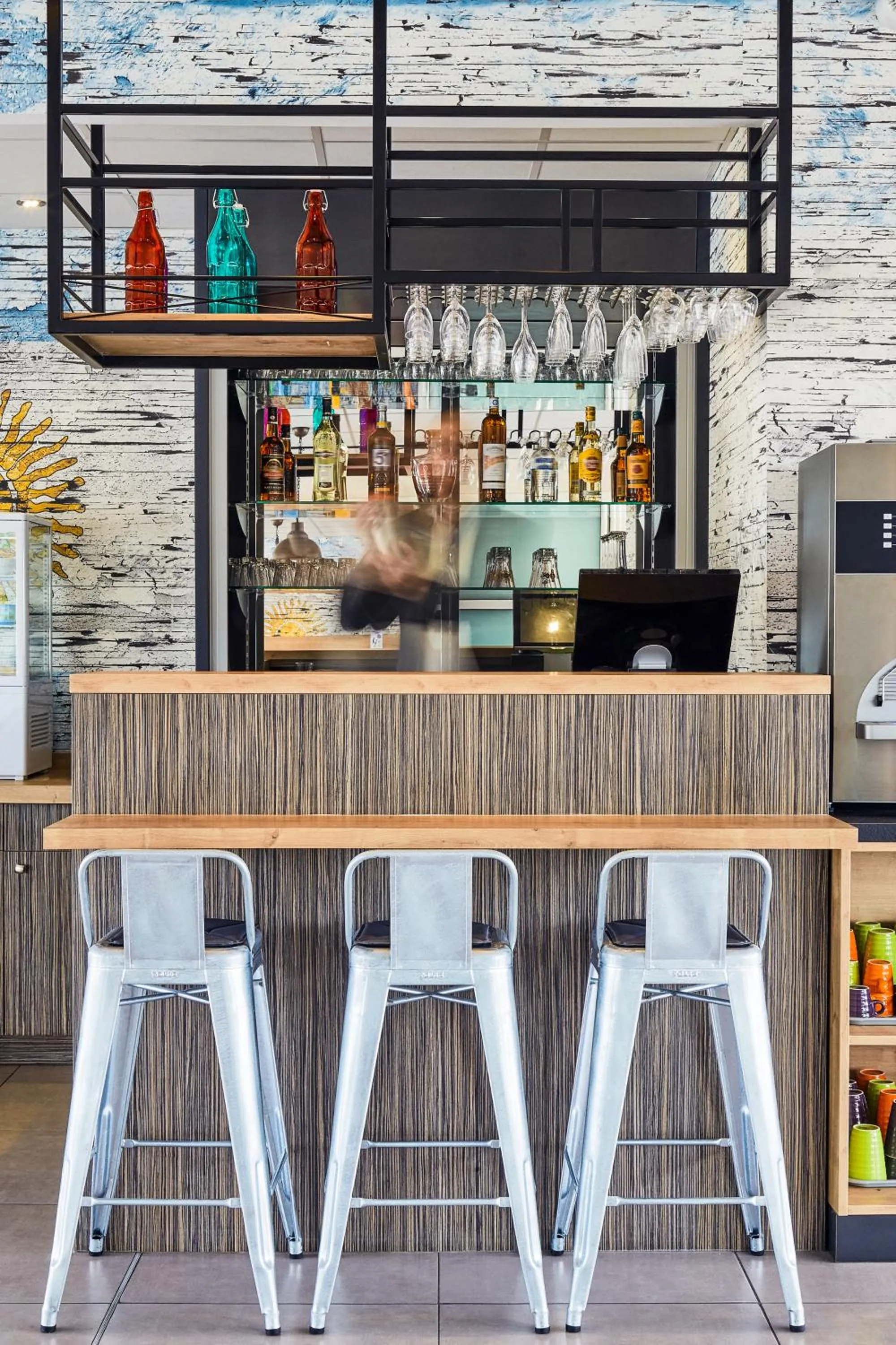 Lounge or bar in Ibis Styles Hyères Rooftop & Spa