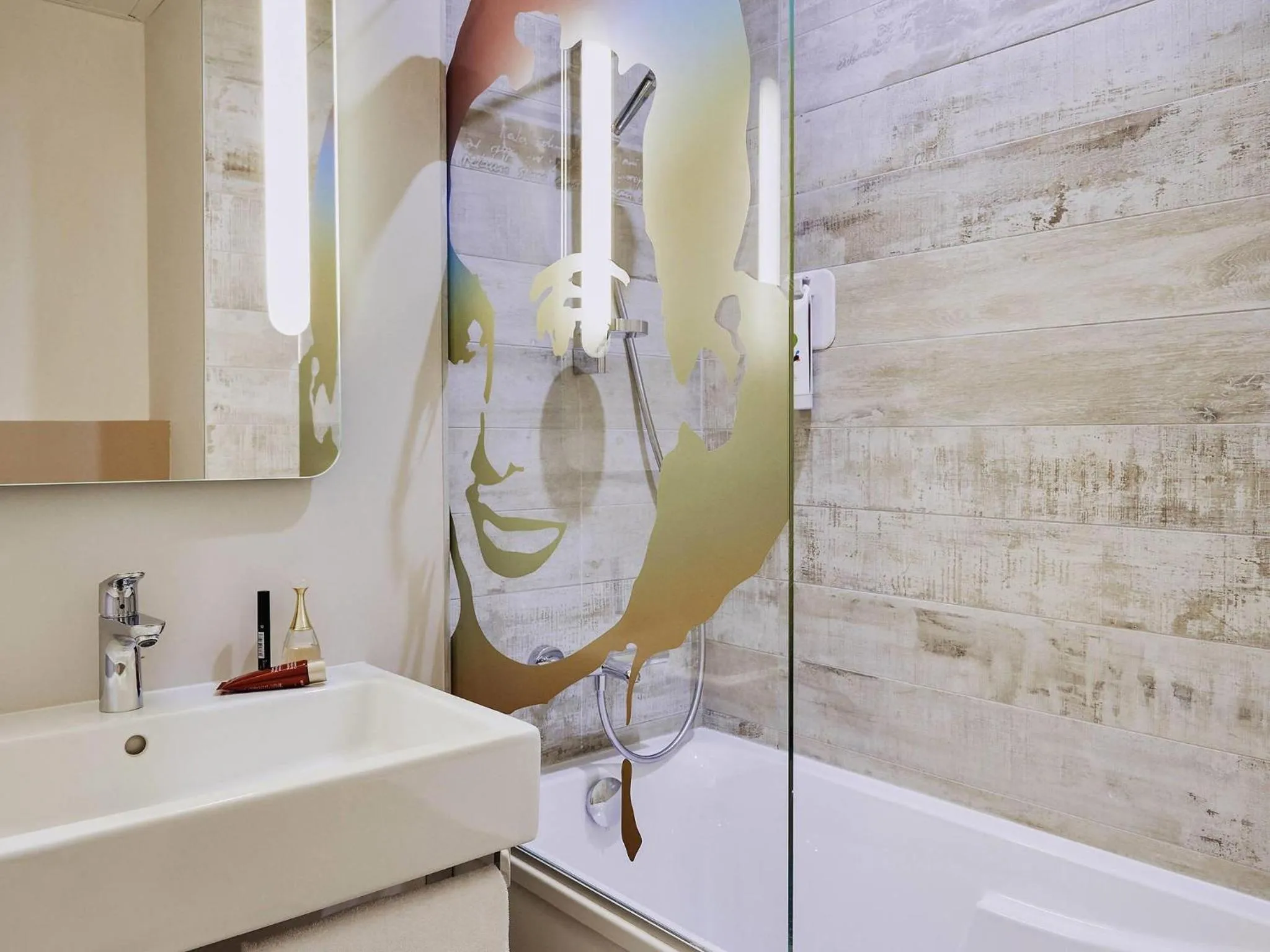 Bedroom in Ibis Styles Hyères Rooftop & Spa