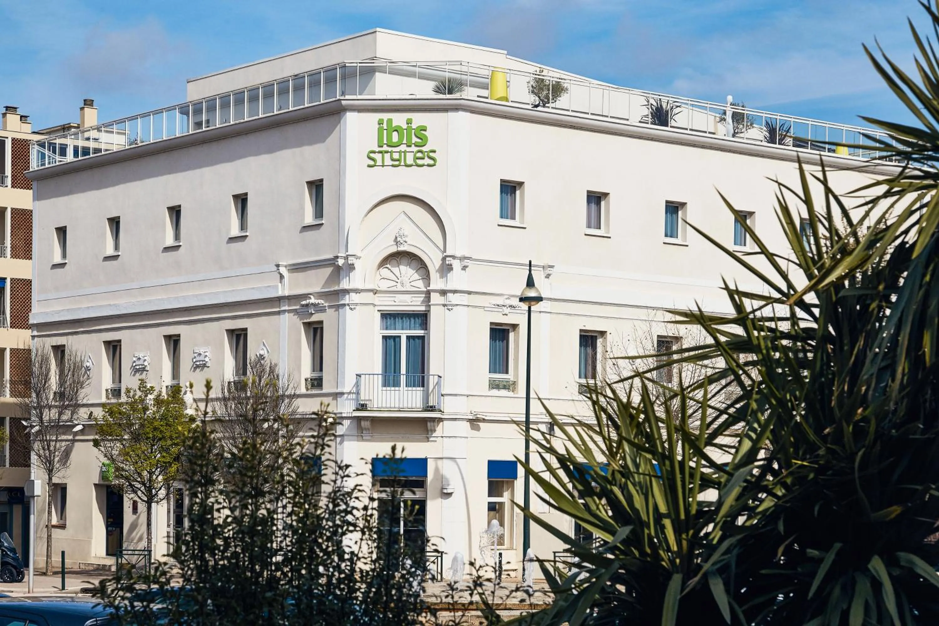 Facade/entrance in Ibis Styles Hyères Rooftop & Spa