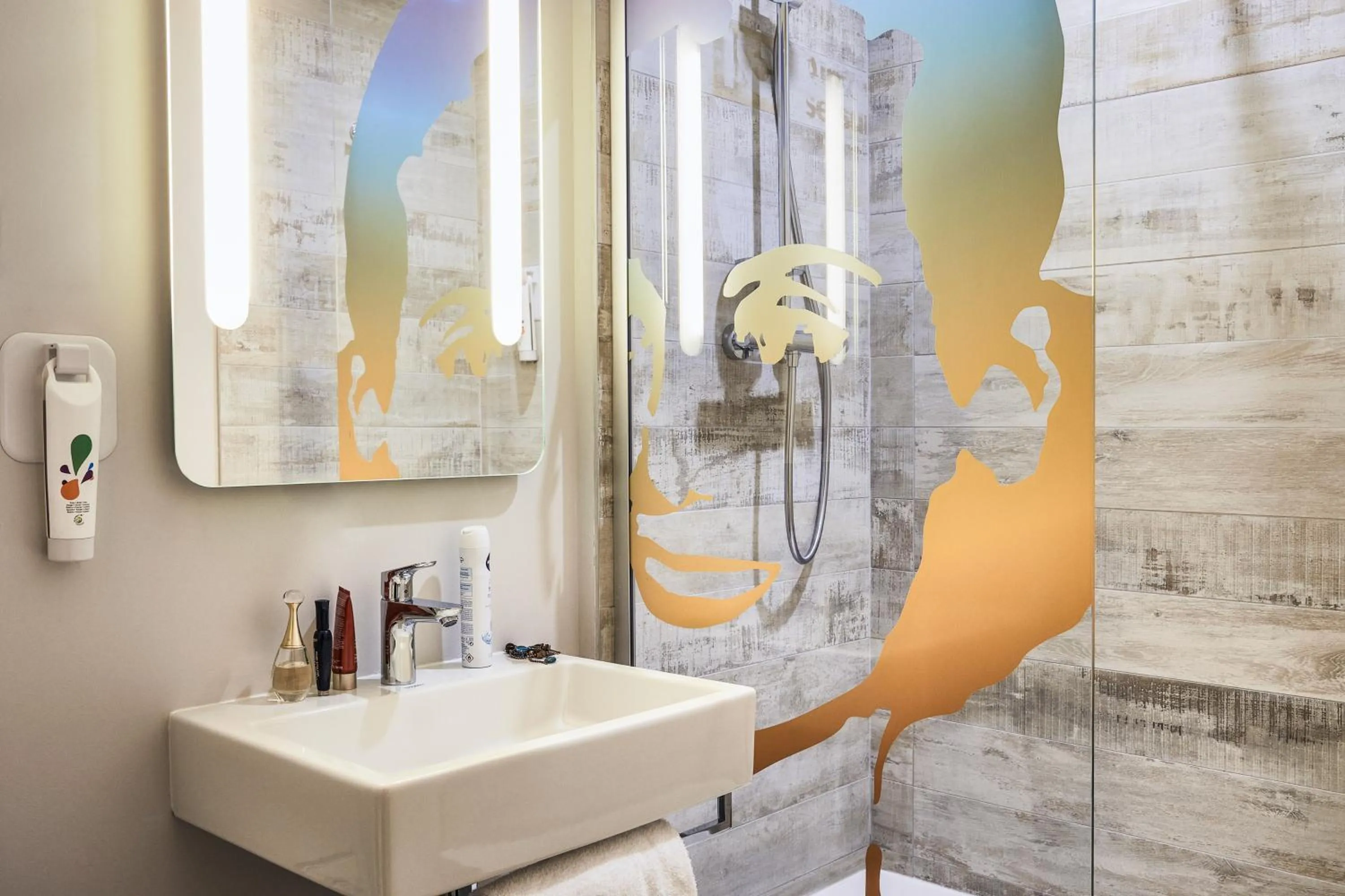 Bathroom in Ibis Styles Hyères Rooftop & Spa