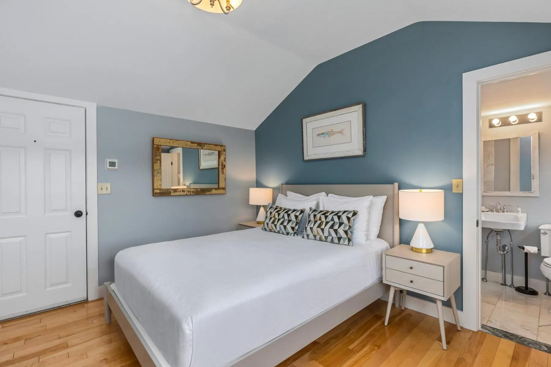 Queen Room with Lake View in Mabel's House