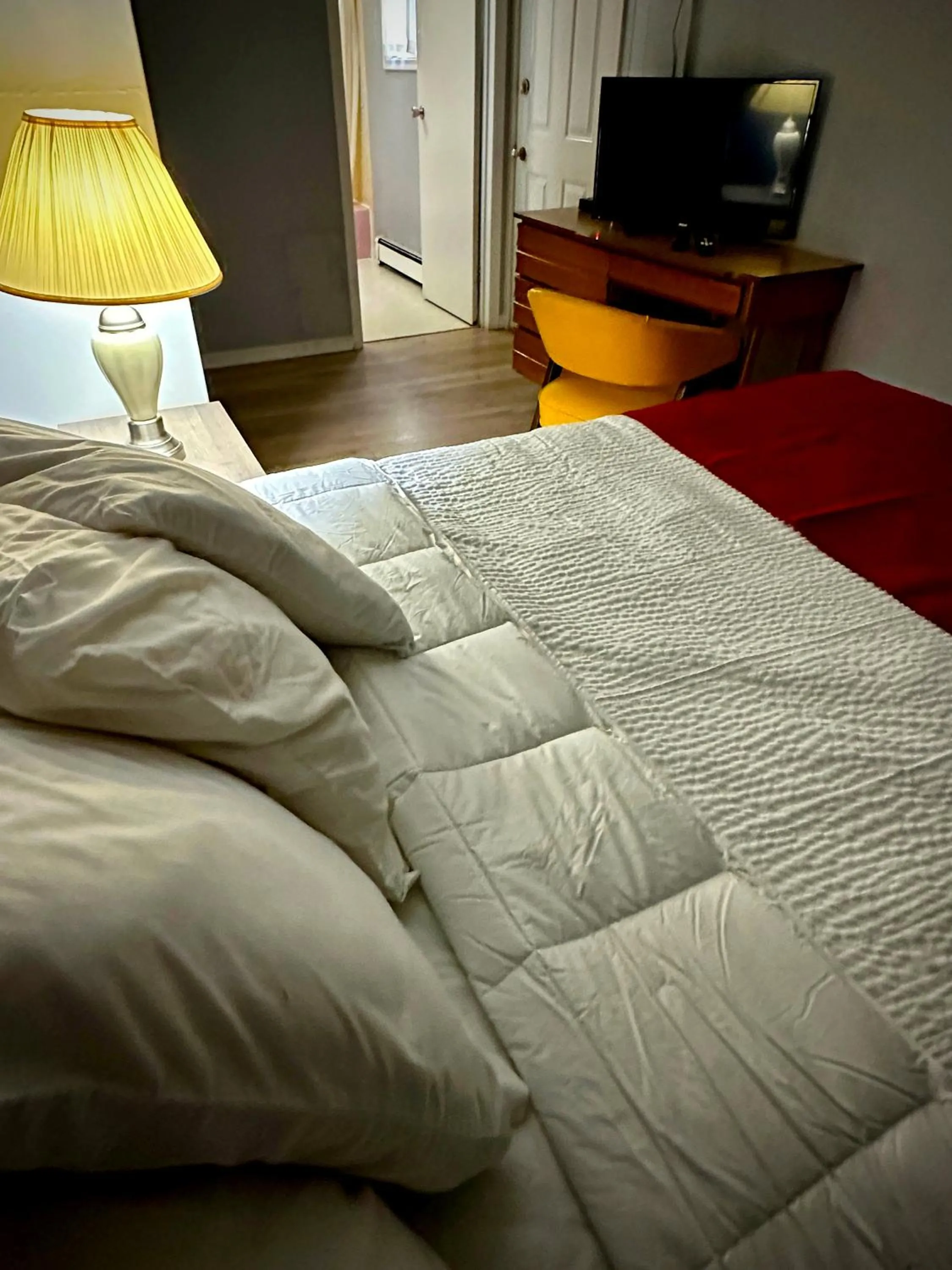 Bed in Aberdeen Motel