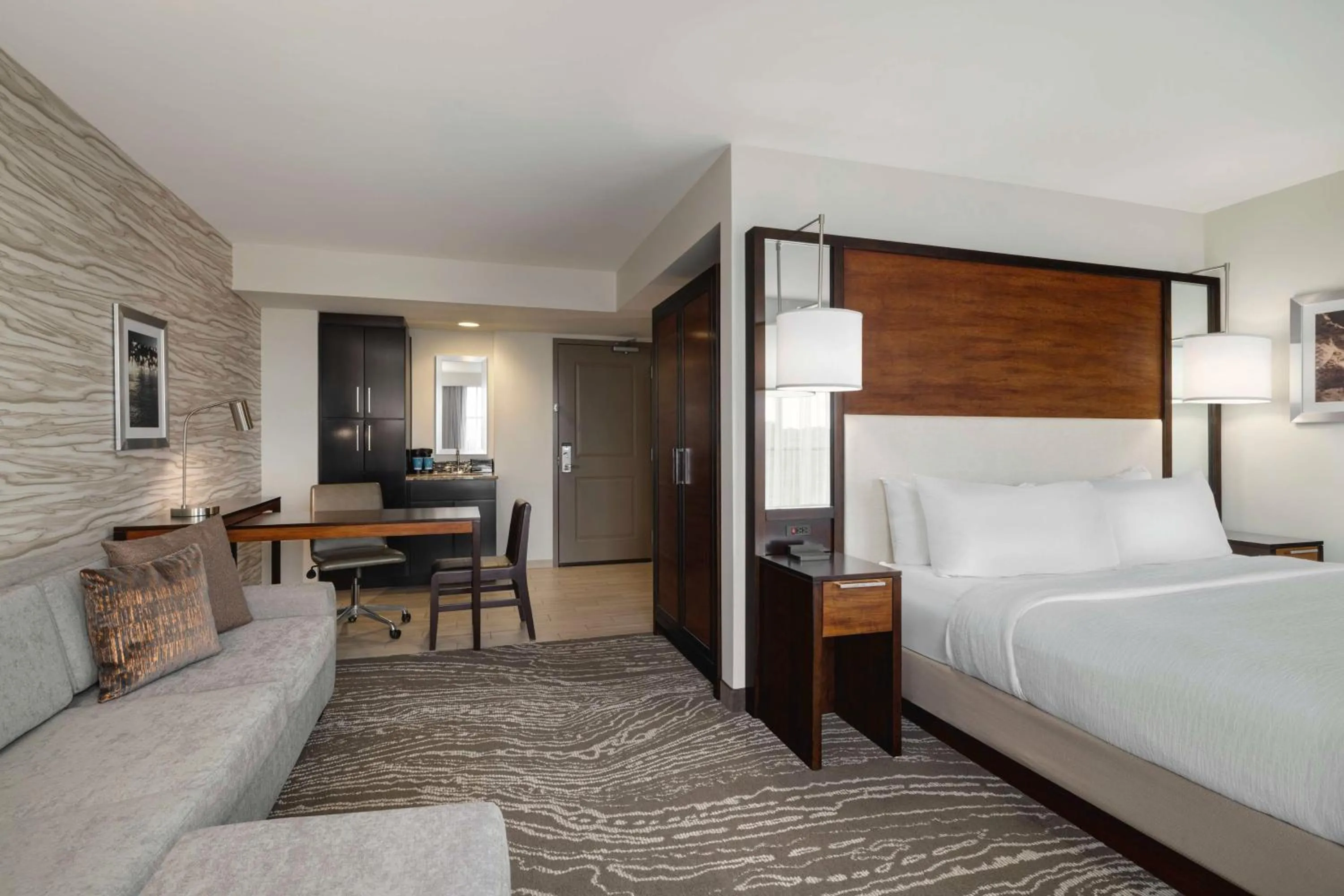 Bed in Embassy Suites Chattanooga Hamilton Place