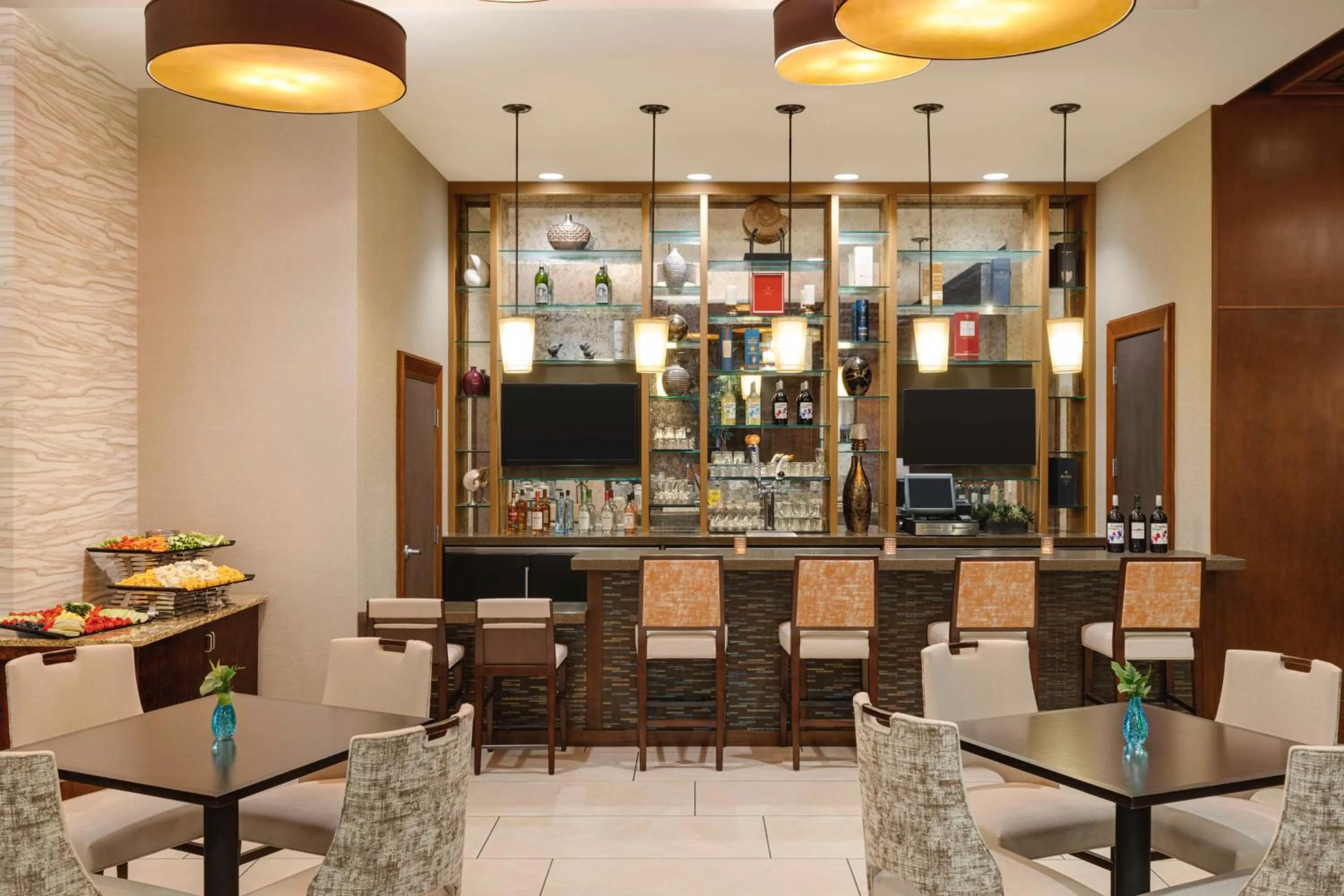 Lounge or bar in Embassy Suites Chattanooga Hamilton Place