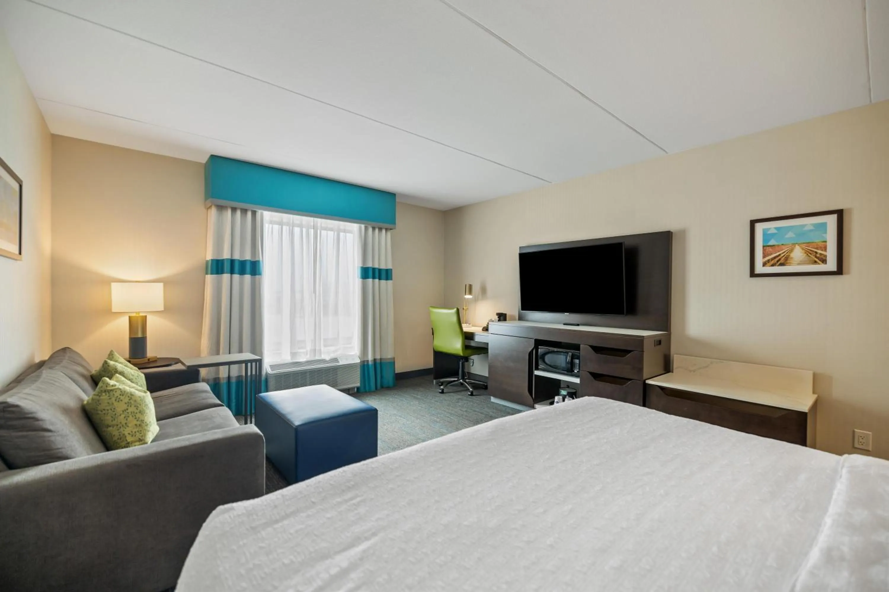 Living room, Bed in Hampton Inn by Hilton Winnipeg