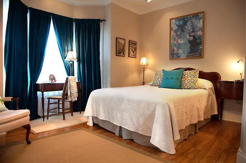 Day, Bed in Dunlop Inn