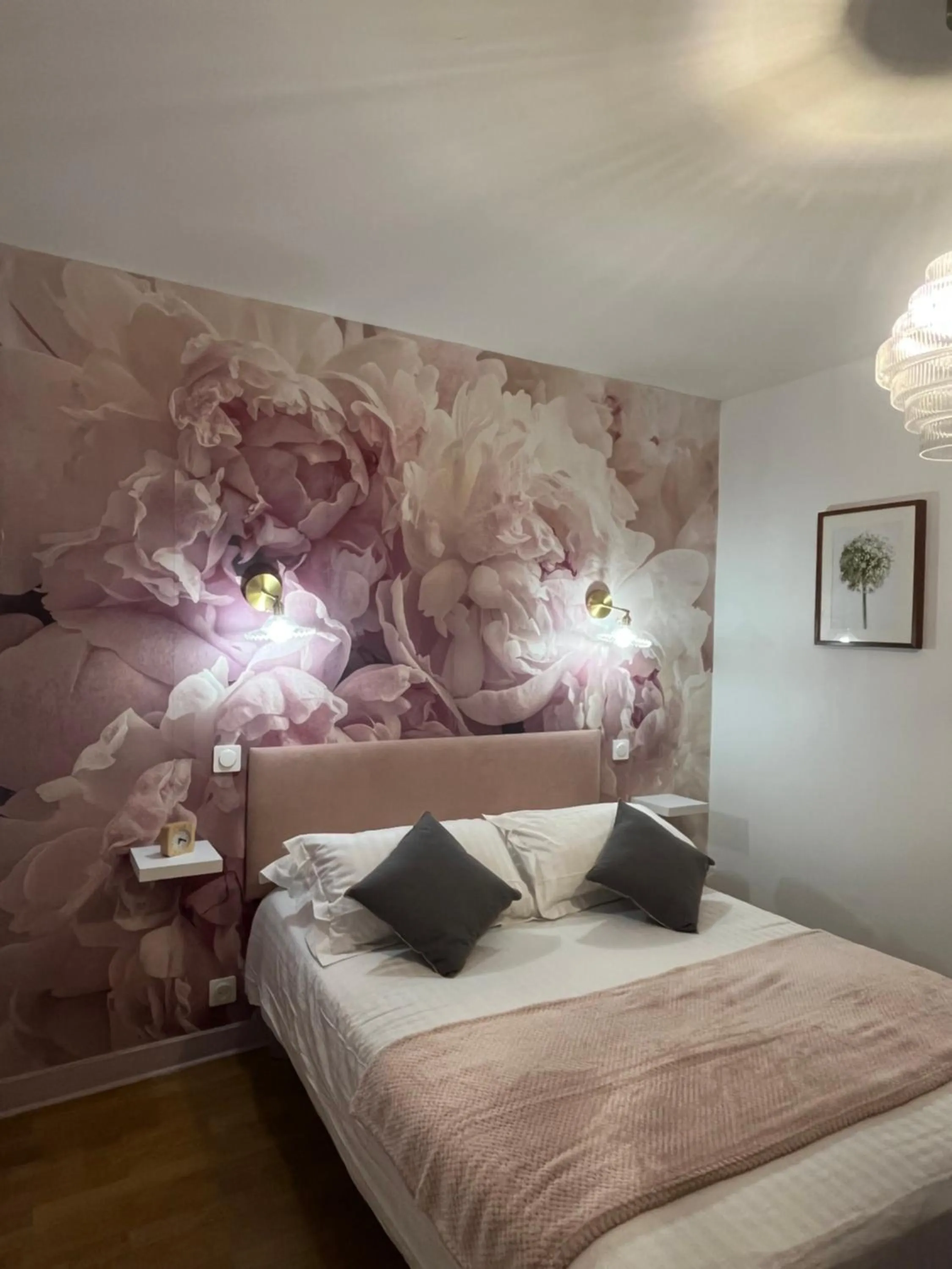 Bed in Logis Hôtel Le Cygne