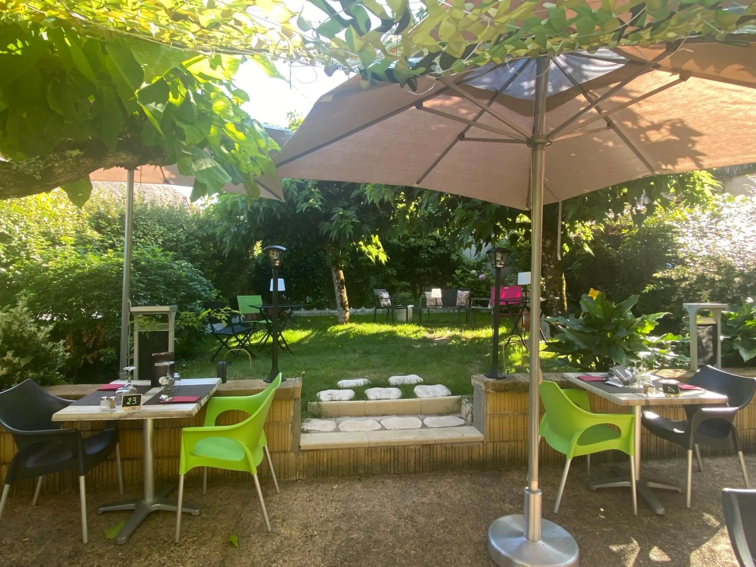 Patio in Logis Hôtel Le Cygne