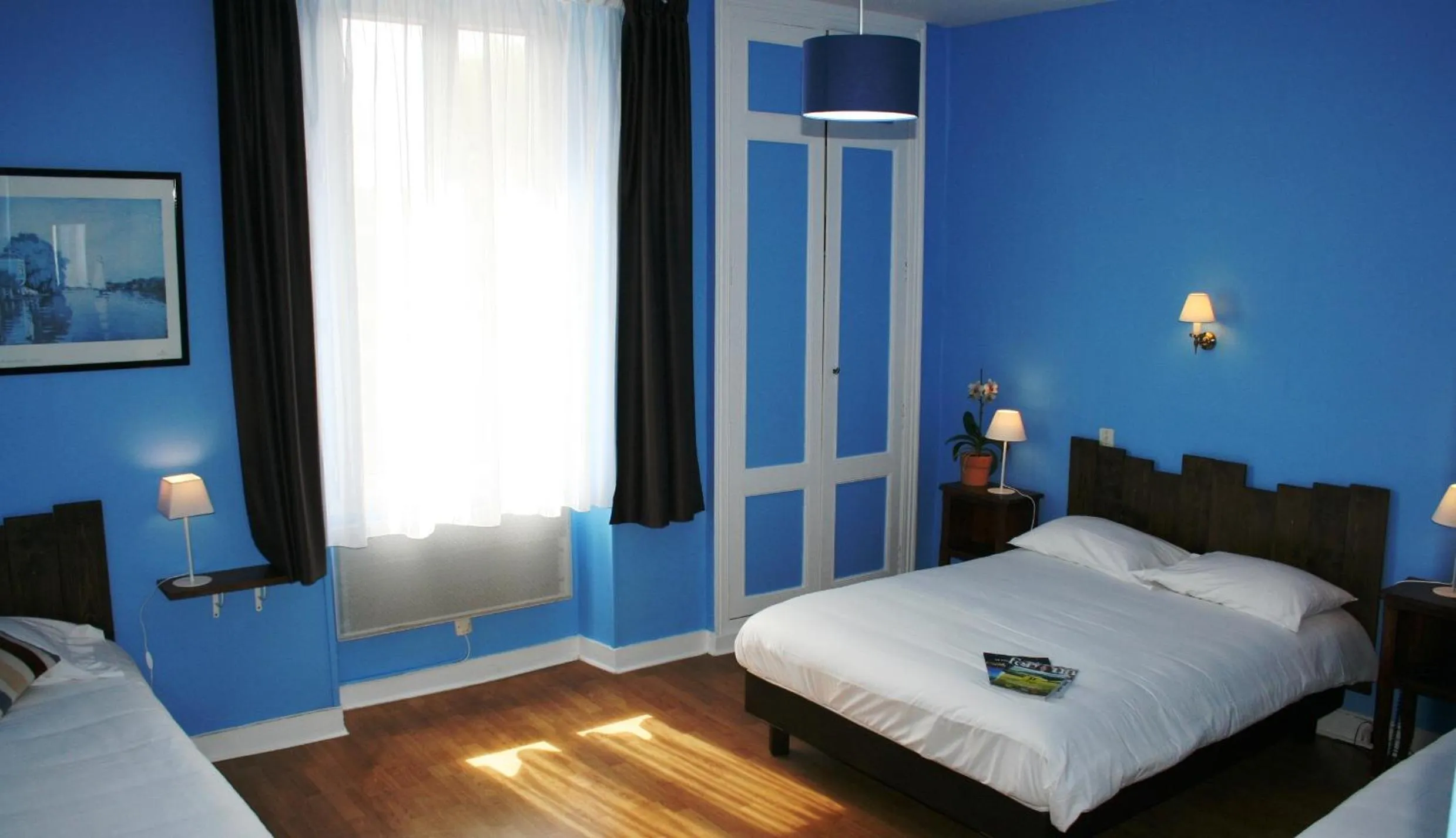 Bedroom, Bed in Logis Hôtel Le Cygne