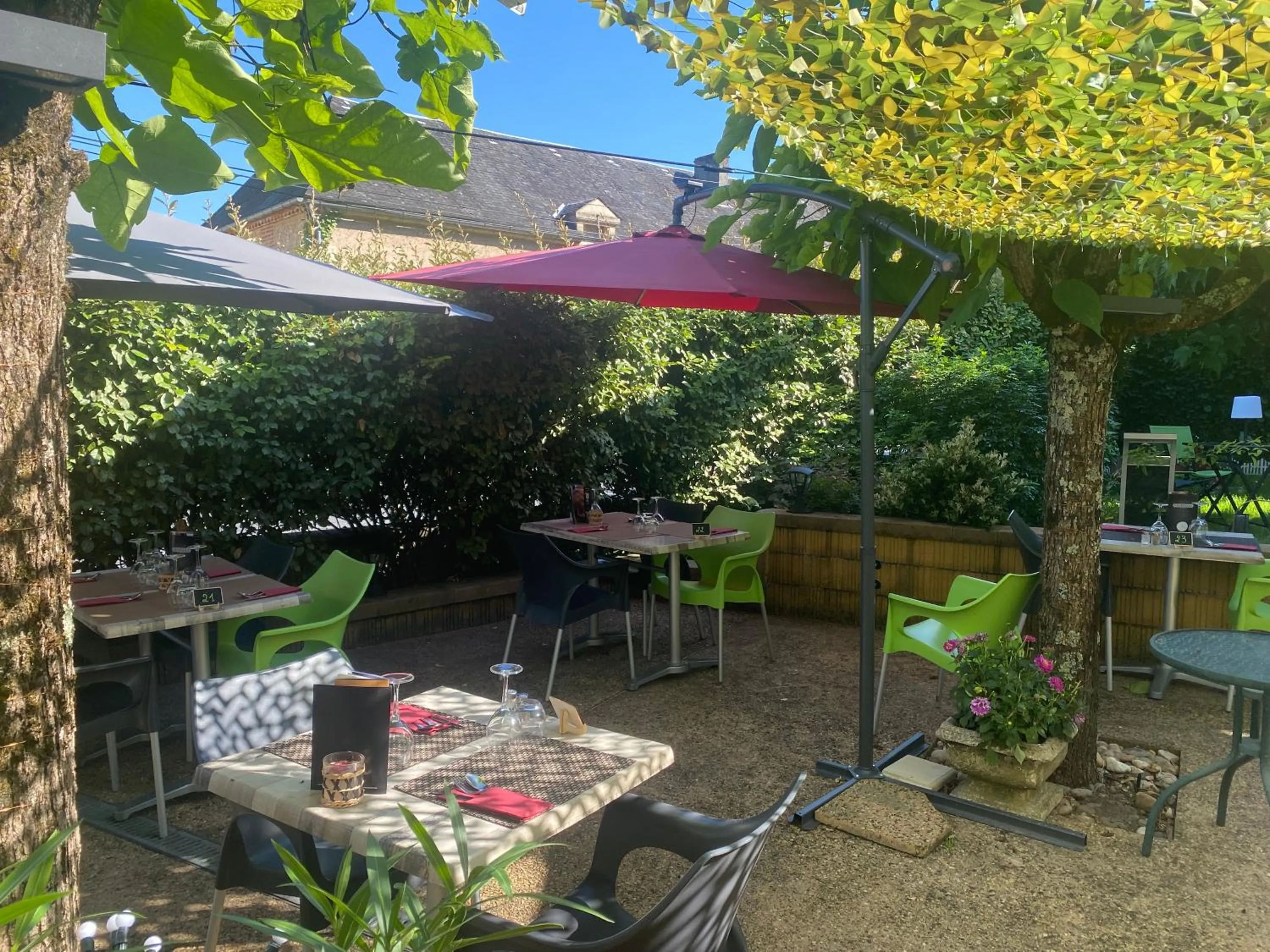 Patio in Logis Hôtel Le Cygne