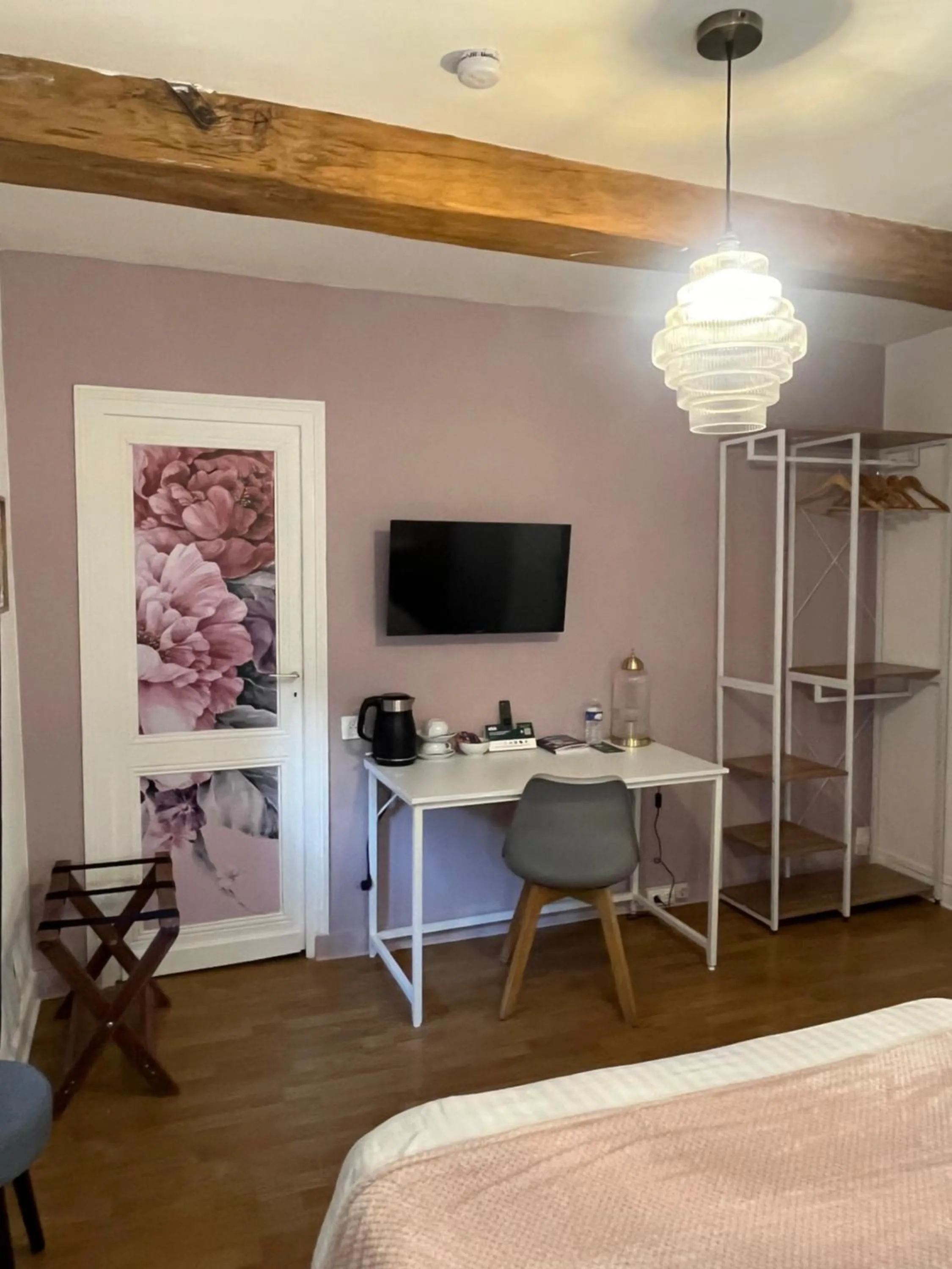 TV and multimedia, Bed in Logis Hôtel Le Cygne