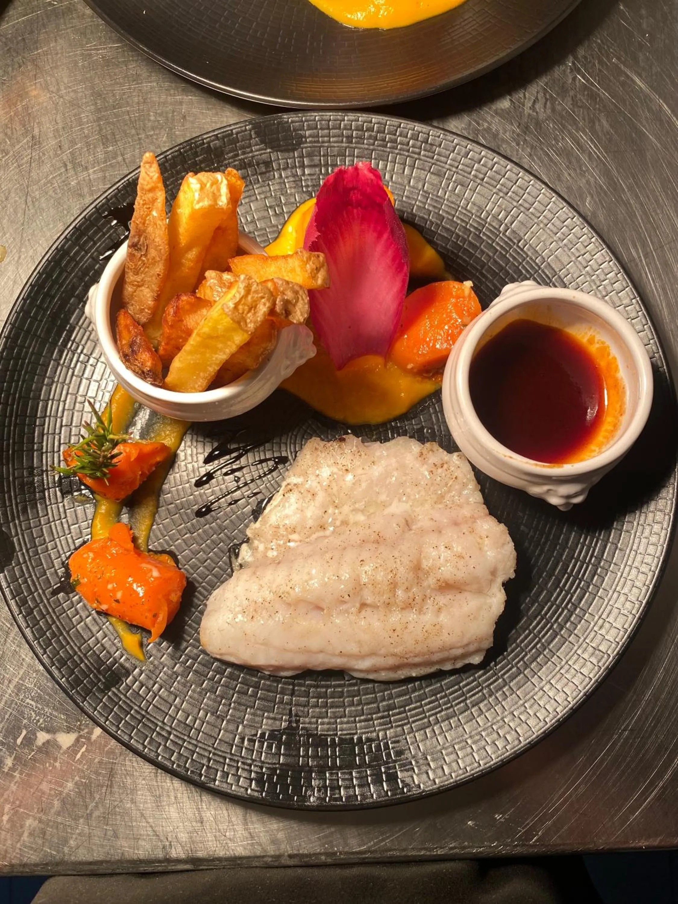 Meals in Logis Hôtel Le Cygne