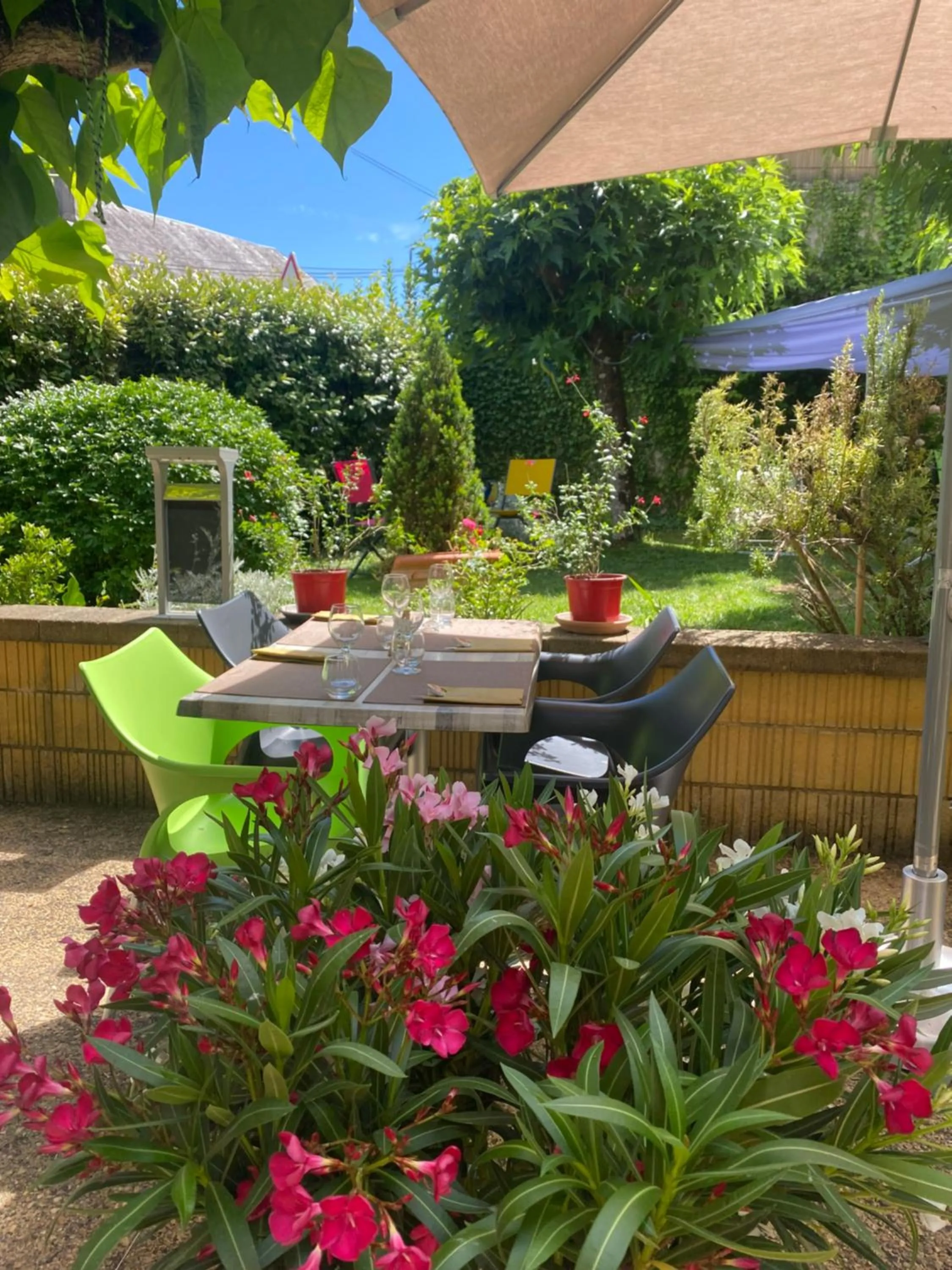 Restaurant/places to eat in Logis Hôtel Le Cygne