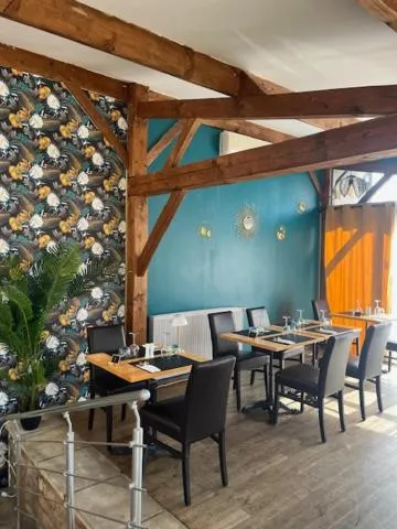 Restaurant/places to eat in Logis Hôtel Le Cygne