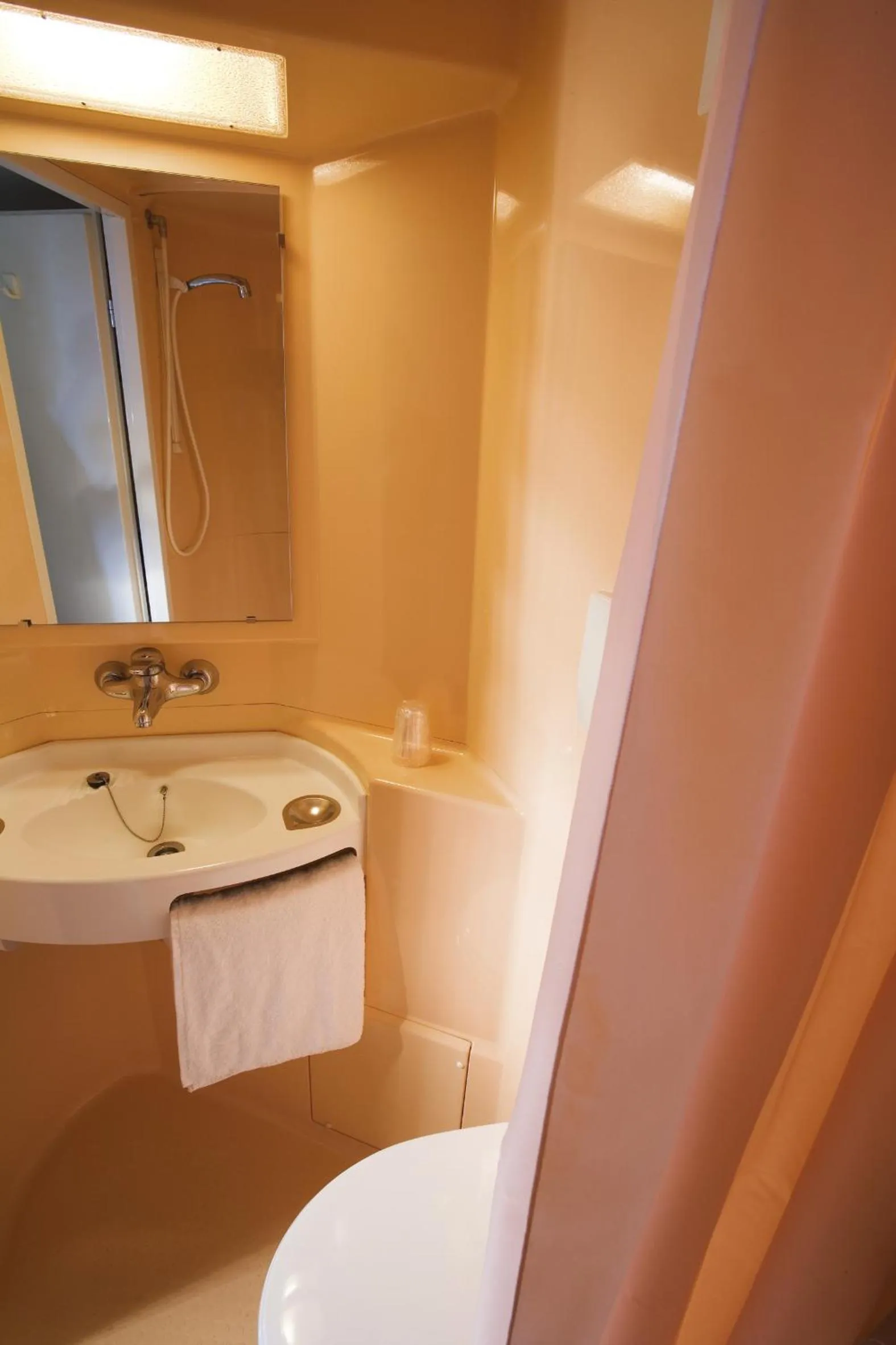 Bathroom in Premiere Classe Evreux