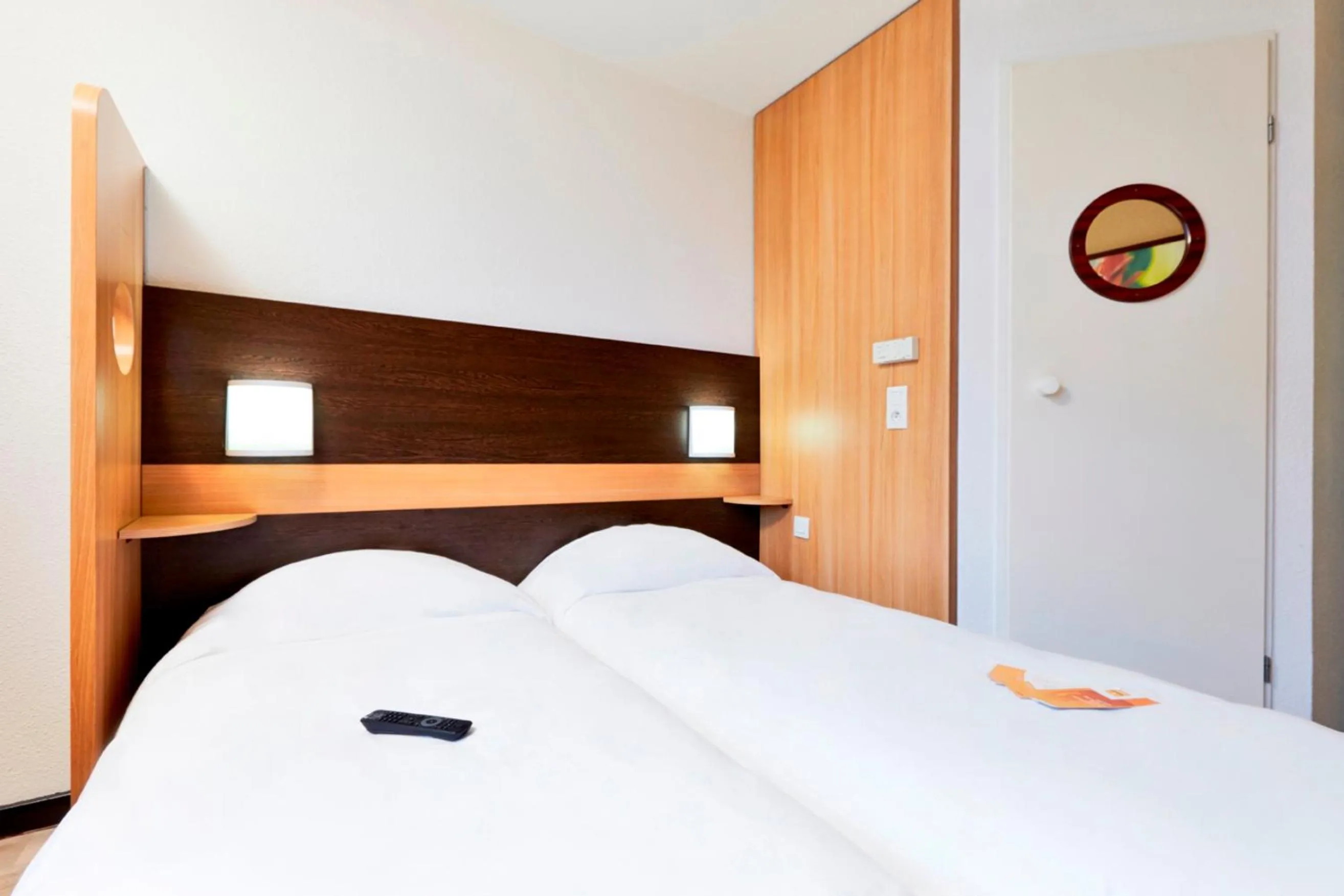 Shower, Bed in Première Classe Paris-Ouest Gennevilliers