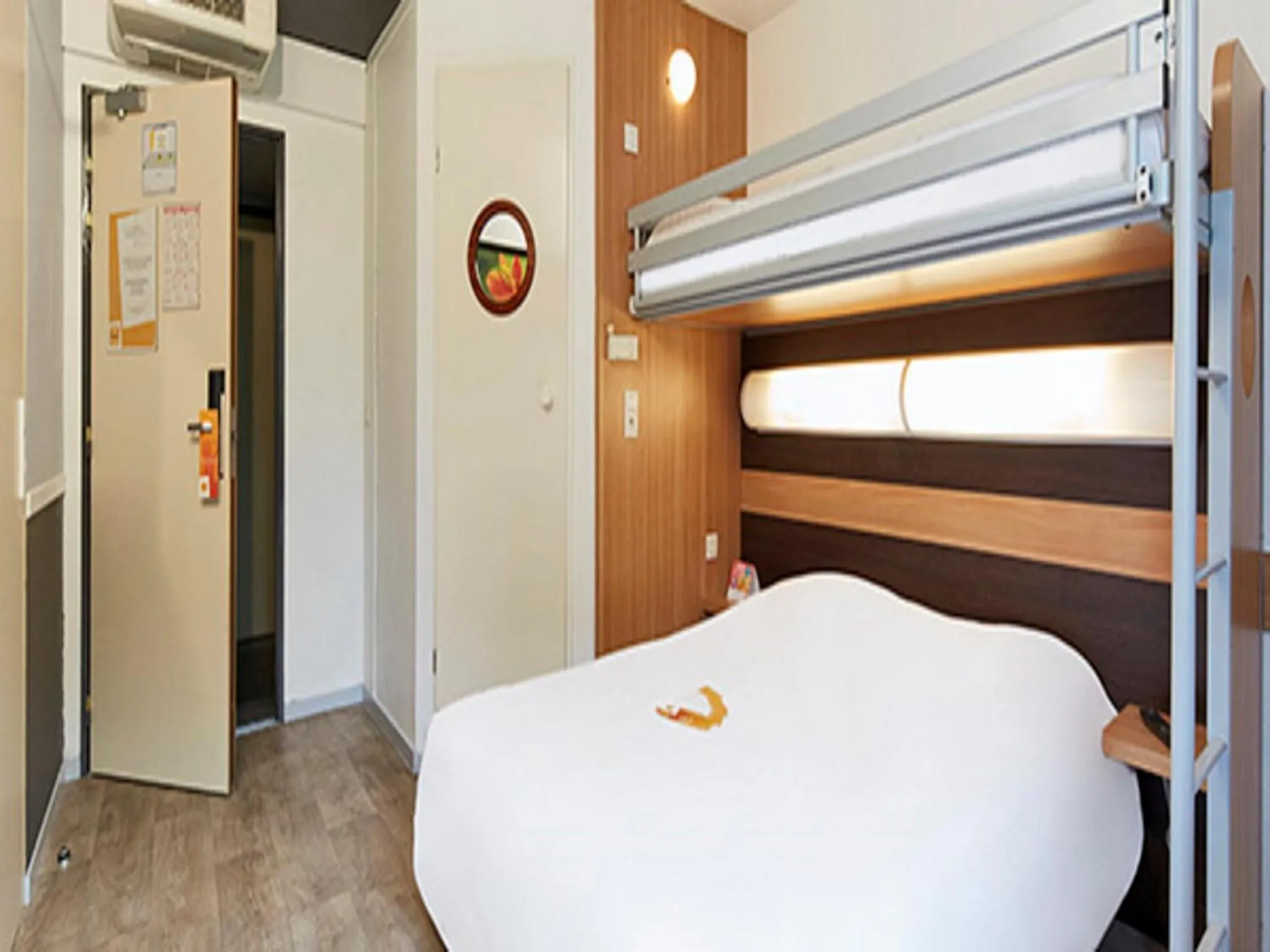 Shower, Bed in Première Classe Paris-Ouest Gennevilliers