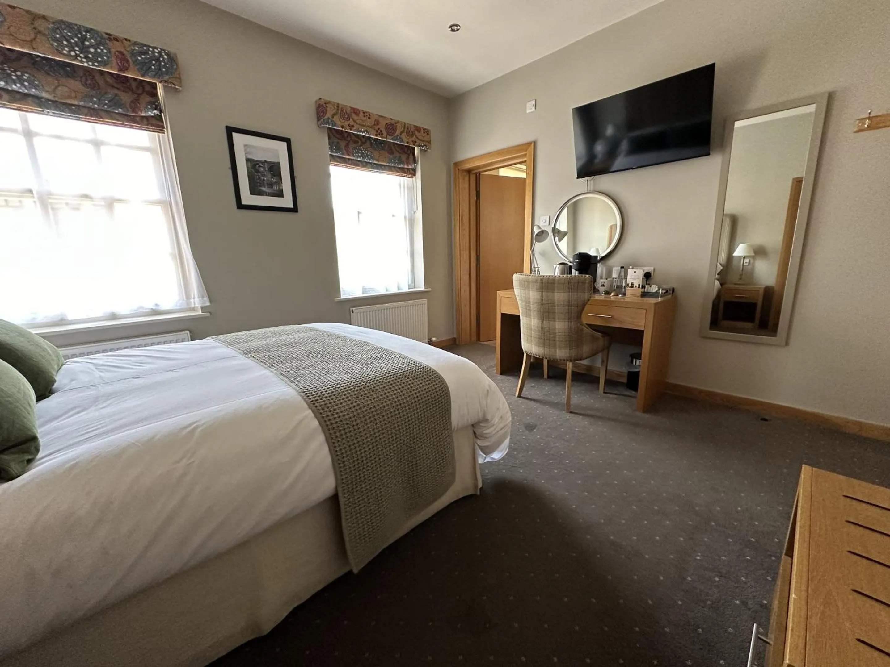 Bedroom, Bed in The Mitre Inn