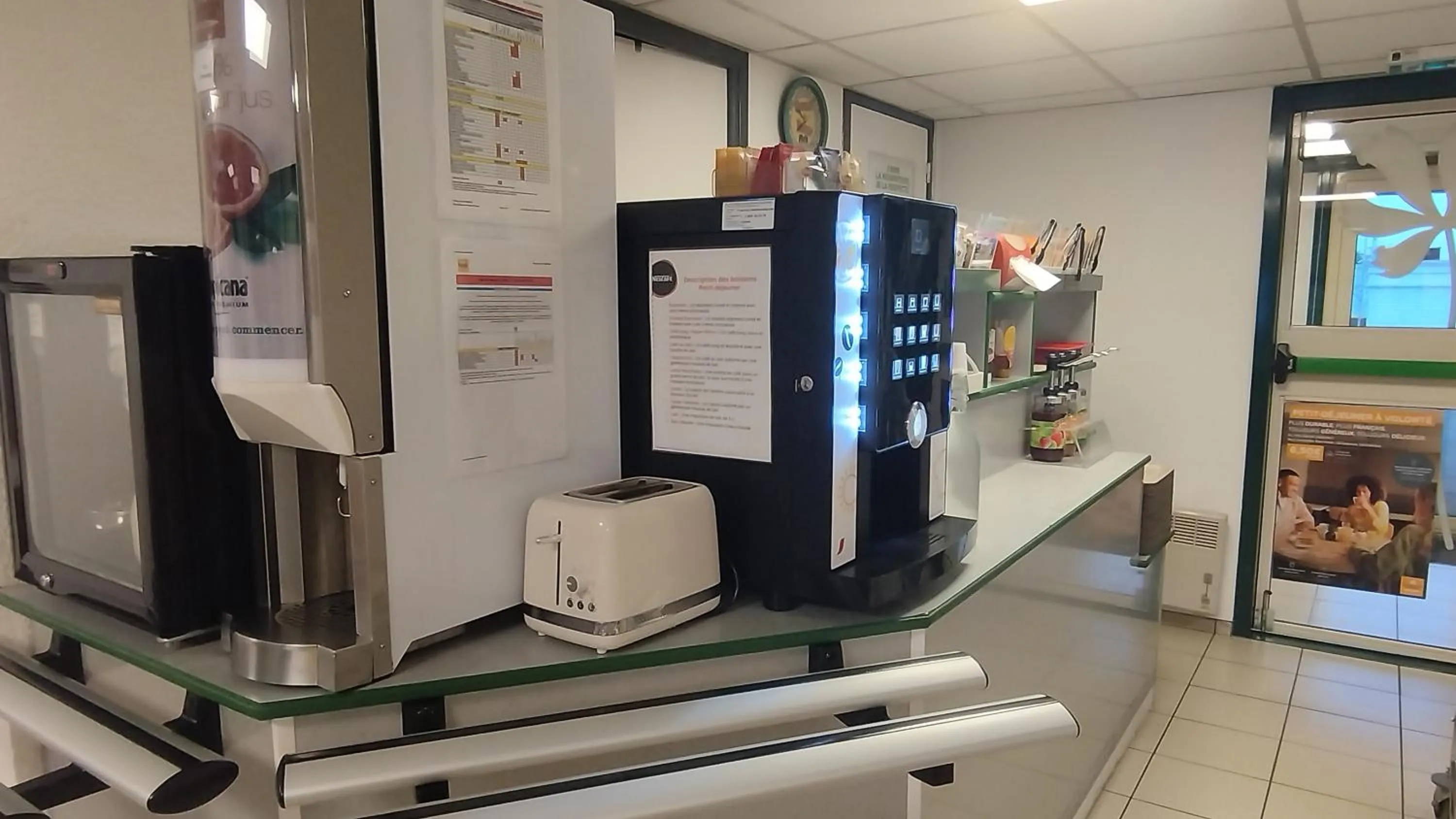 Food and drinks in Premiere Classe La Rochelle Sud - Angoulins