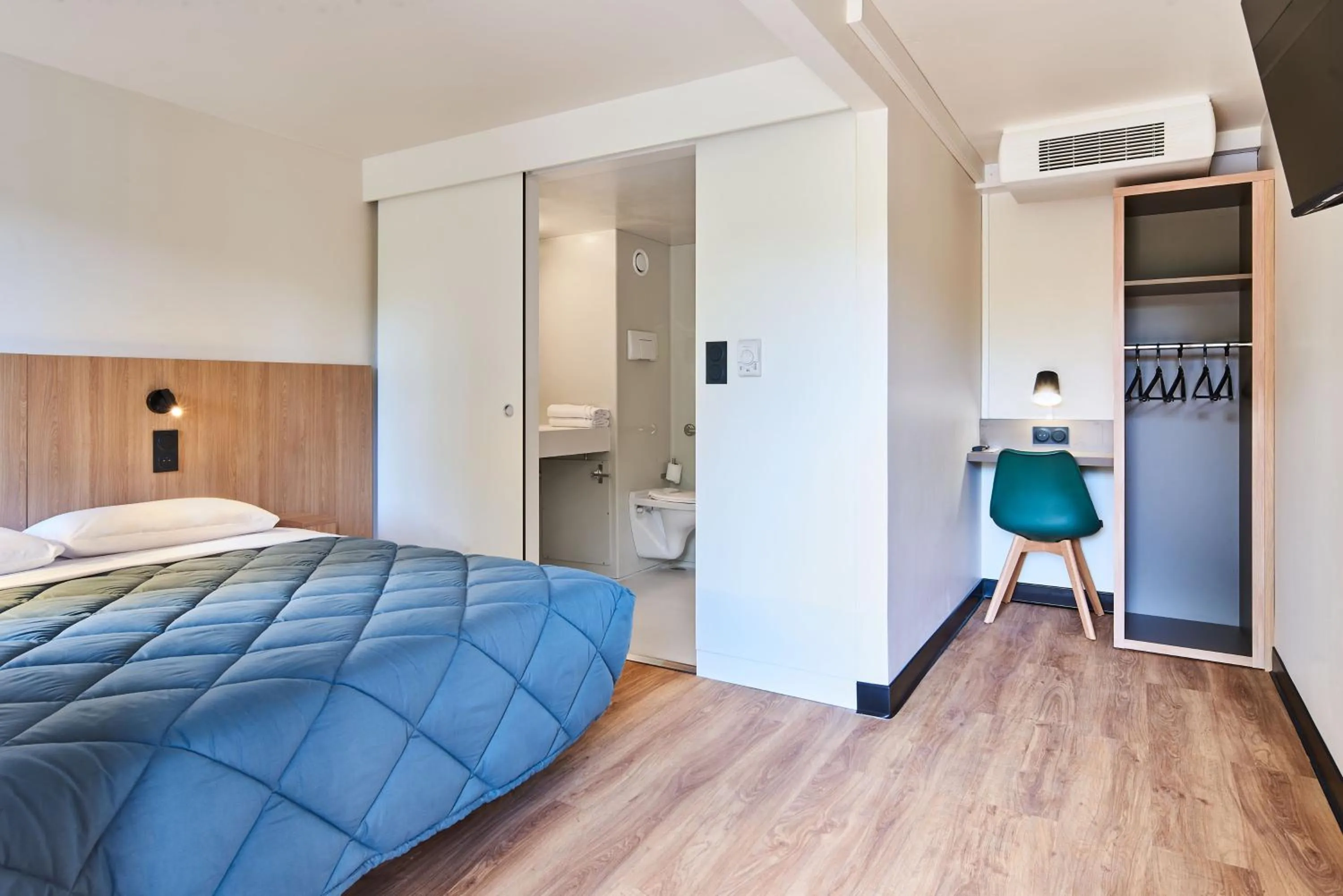 Facility for disabled guests, Bed in Premiere Classe Freyming Merlebach