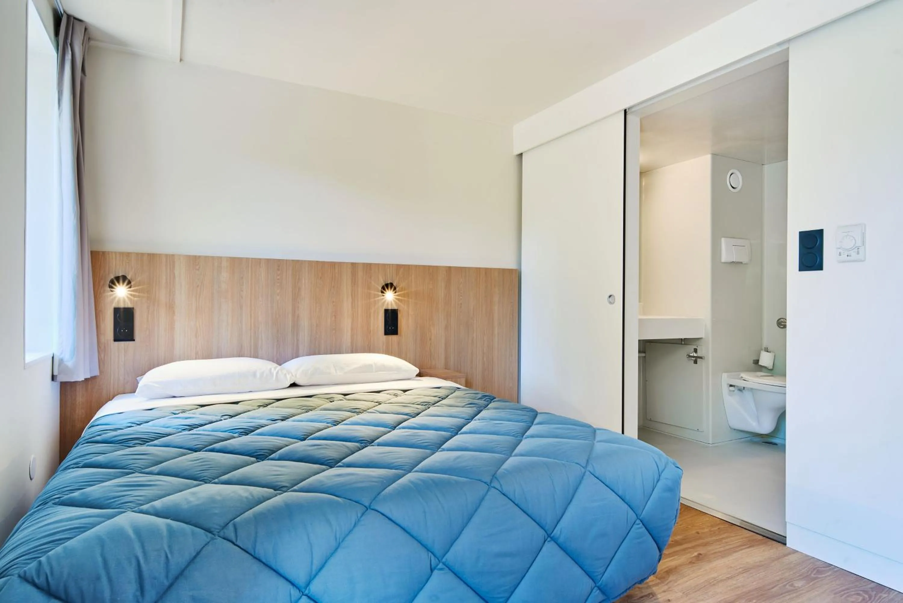 Facility for disabled guests, Bed in Premiere Classe Freyming Merlebach
