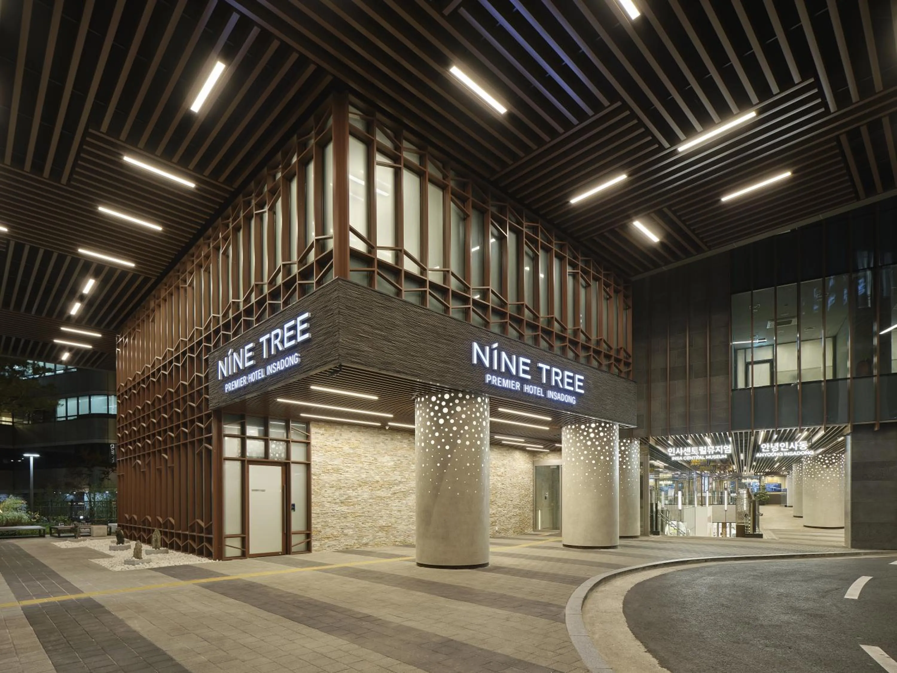 Facade/entrance in Nine Tree by Parnas Seoul Insadong