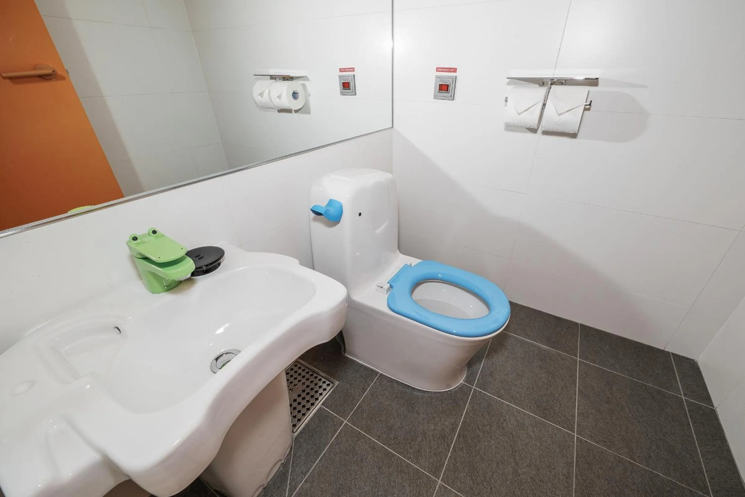 Bathroom in Nine Tree by Parnas Seoul Insadong