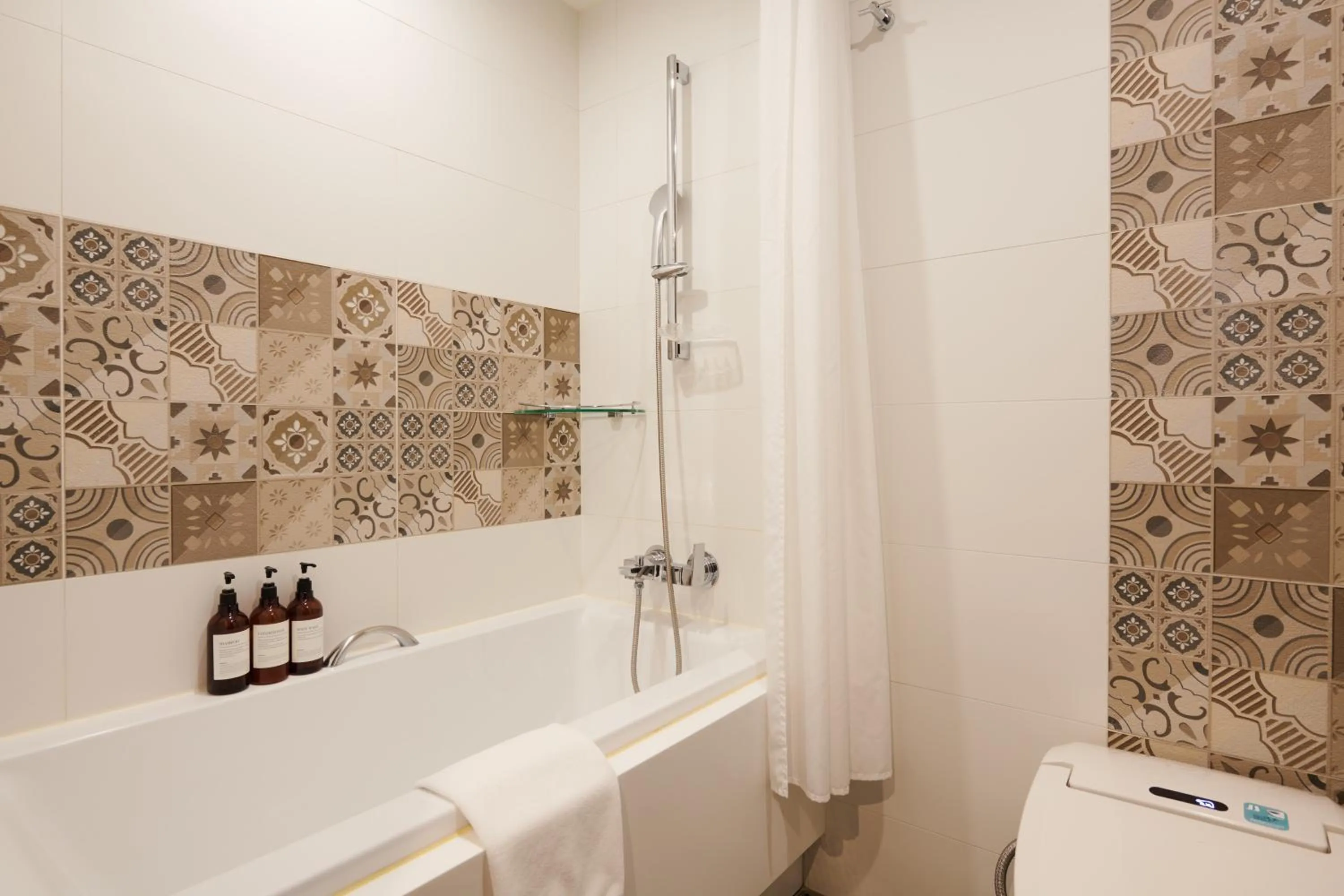 Bathroom in Nine Tree by Parnas Seoul Insadong