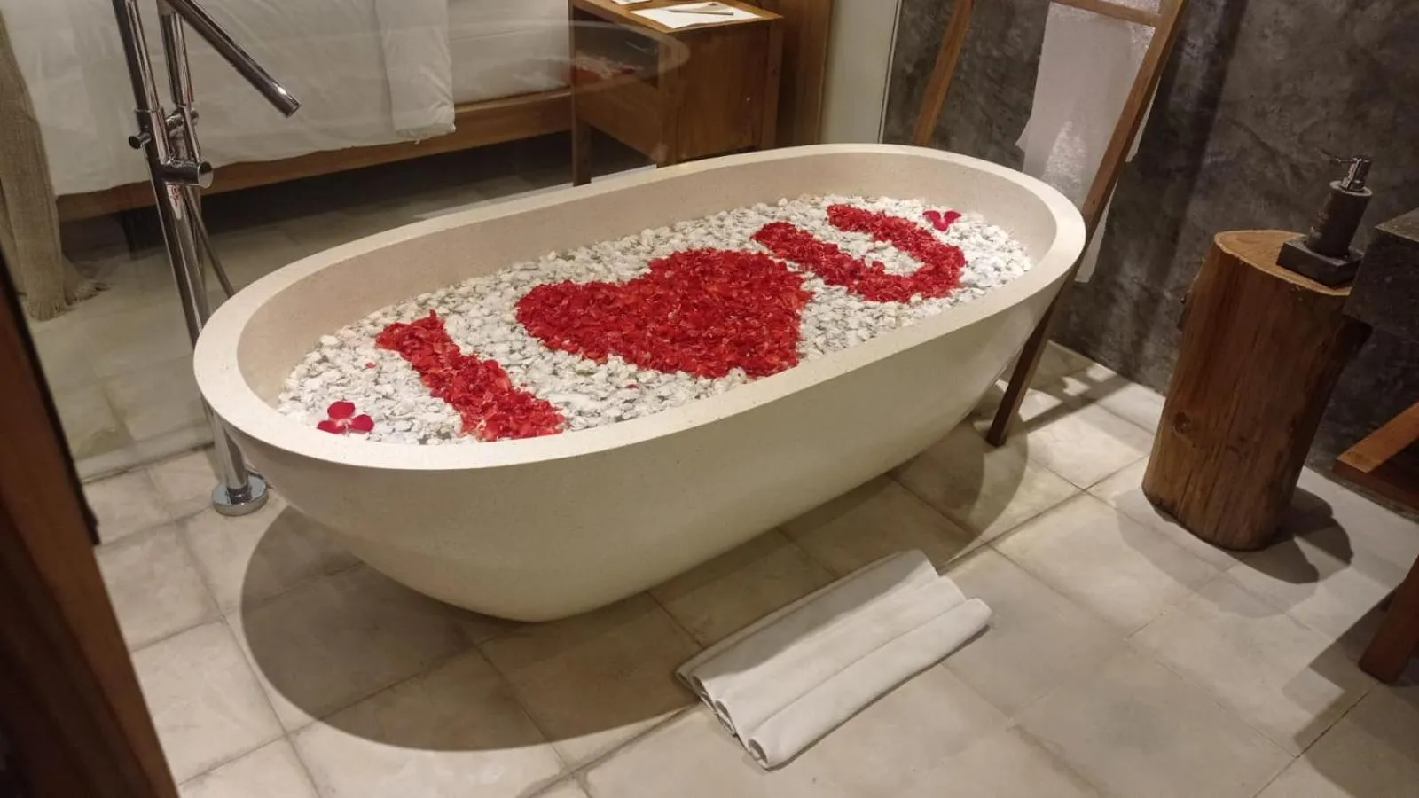 Bath in Purana Suite Ubud