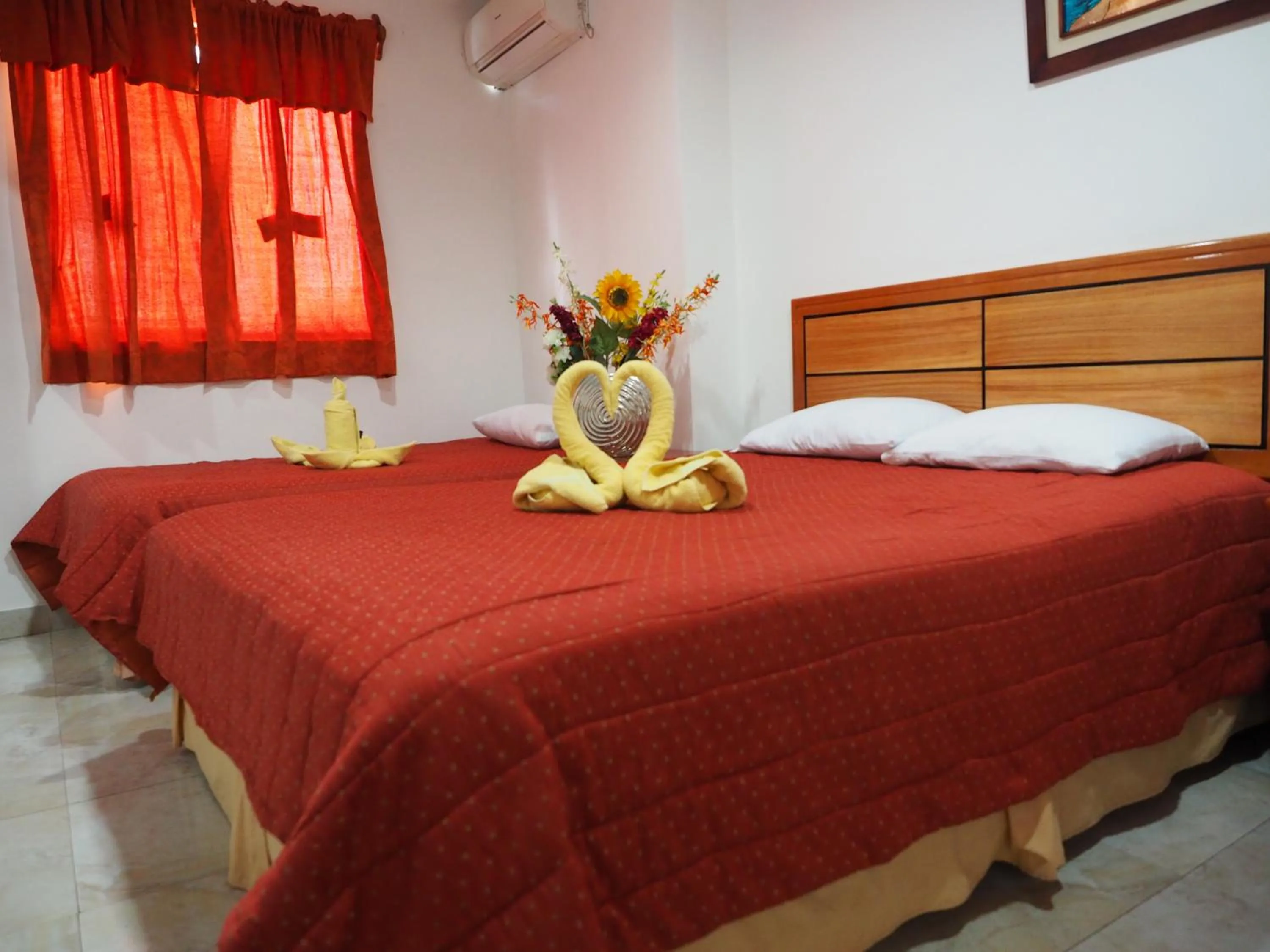 Photo of the whole room, Bed in Hostal España