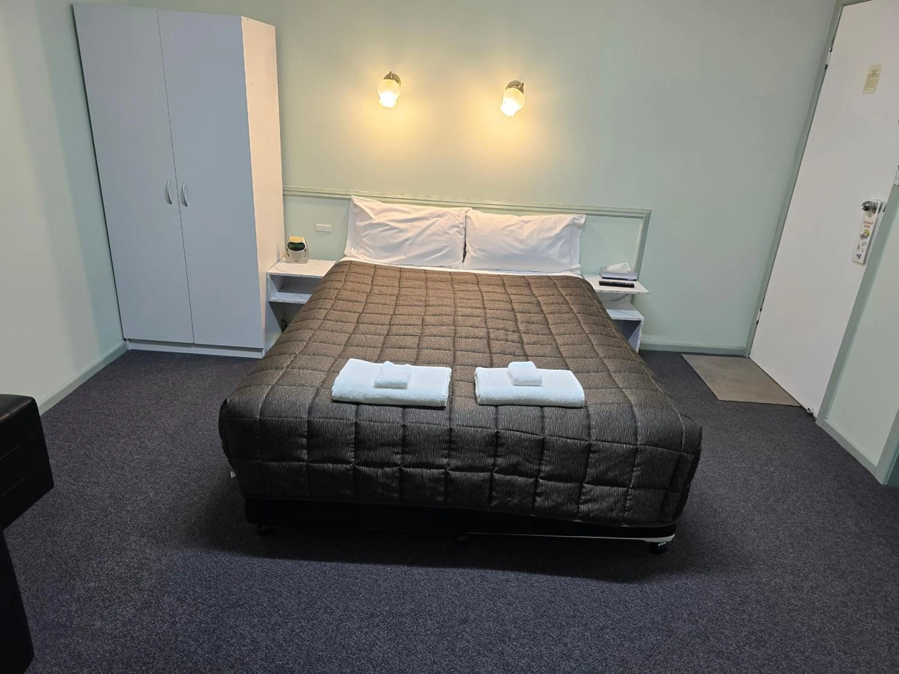 Shower, Bed in Lake Forbes Motel