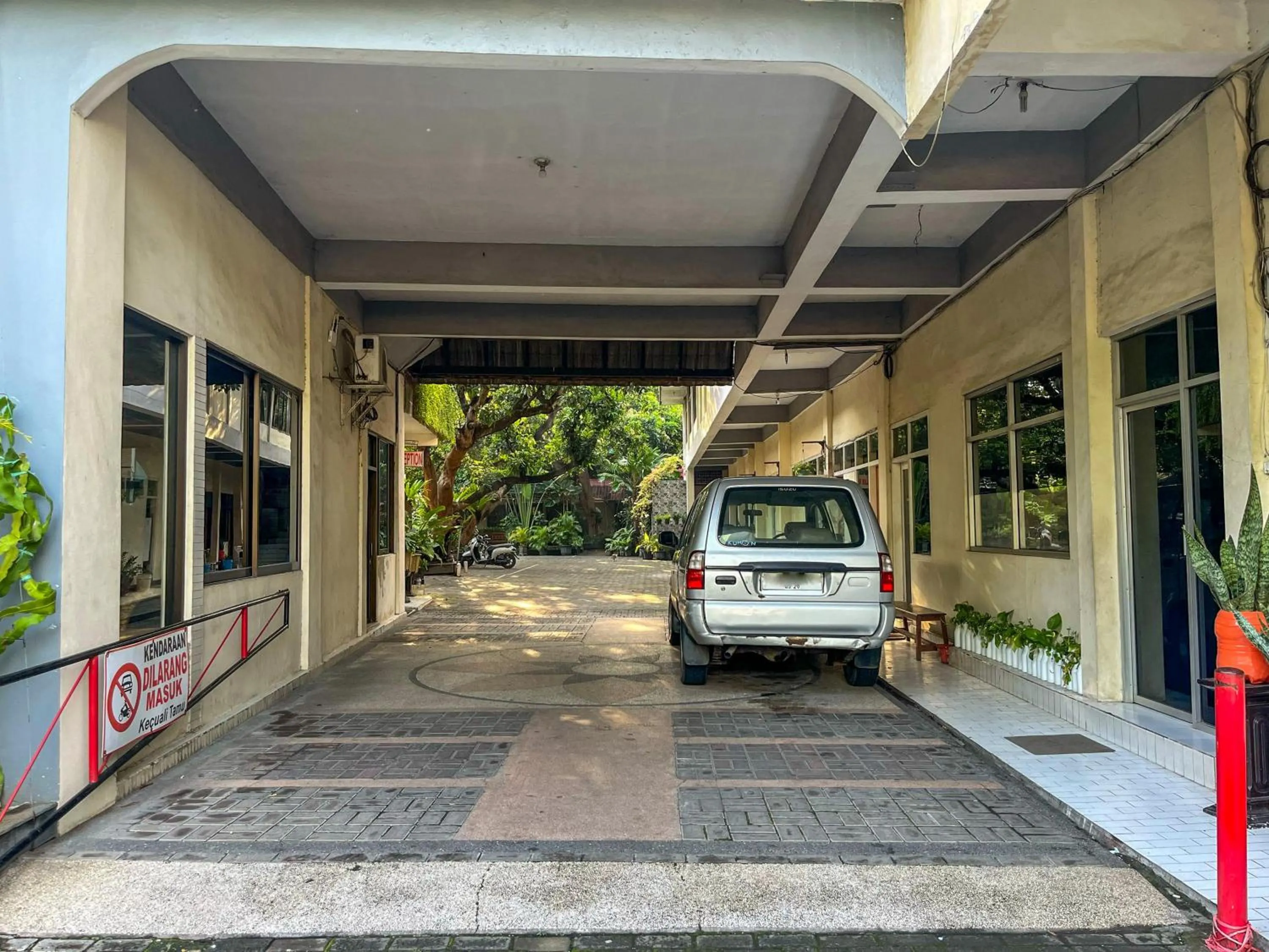 Parking in RedDoorz at Hotel Tampiarto Probolinggo Jawa Timur